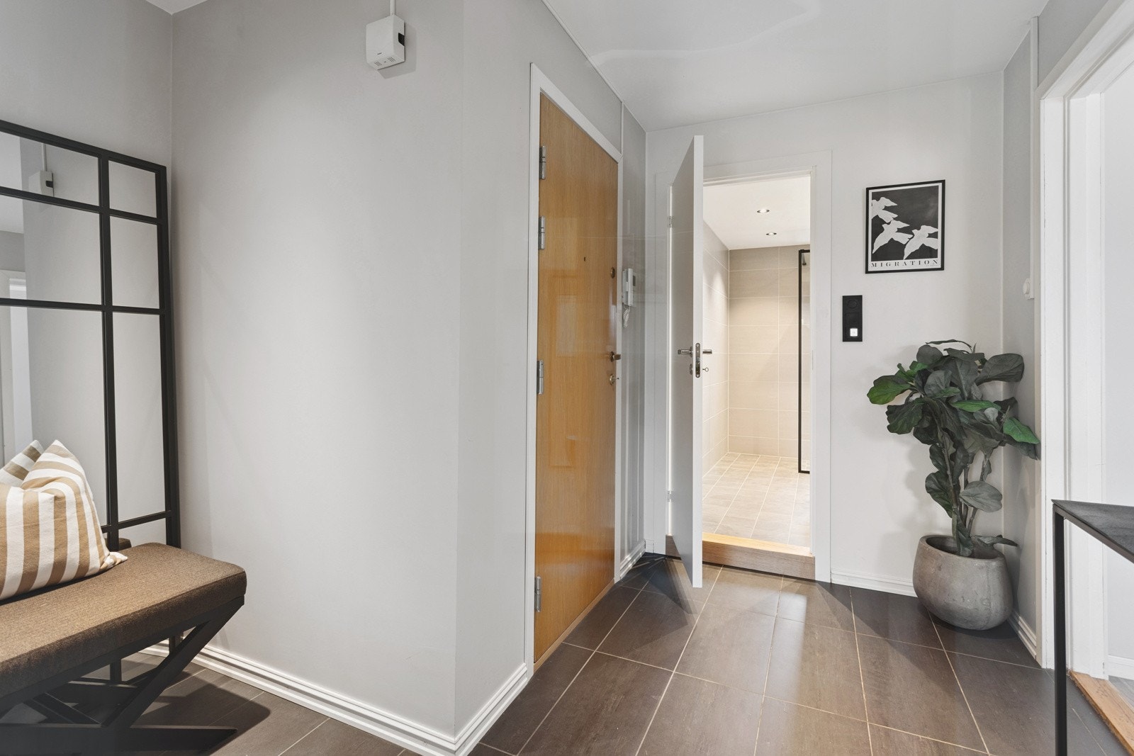 Åpen og stor entré med god oppbevaringsplass. Galleribilde