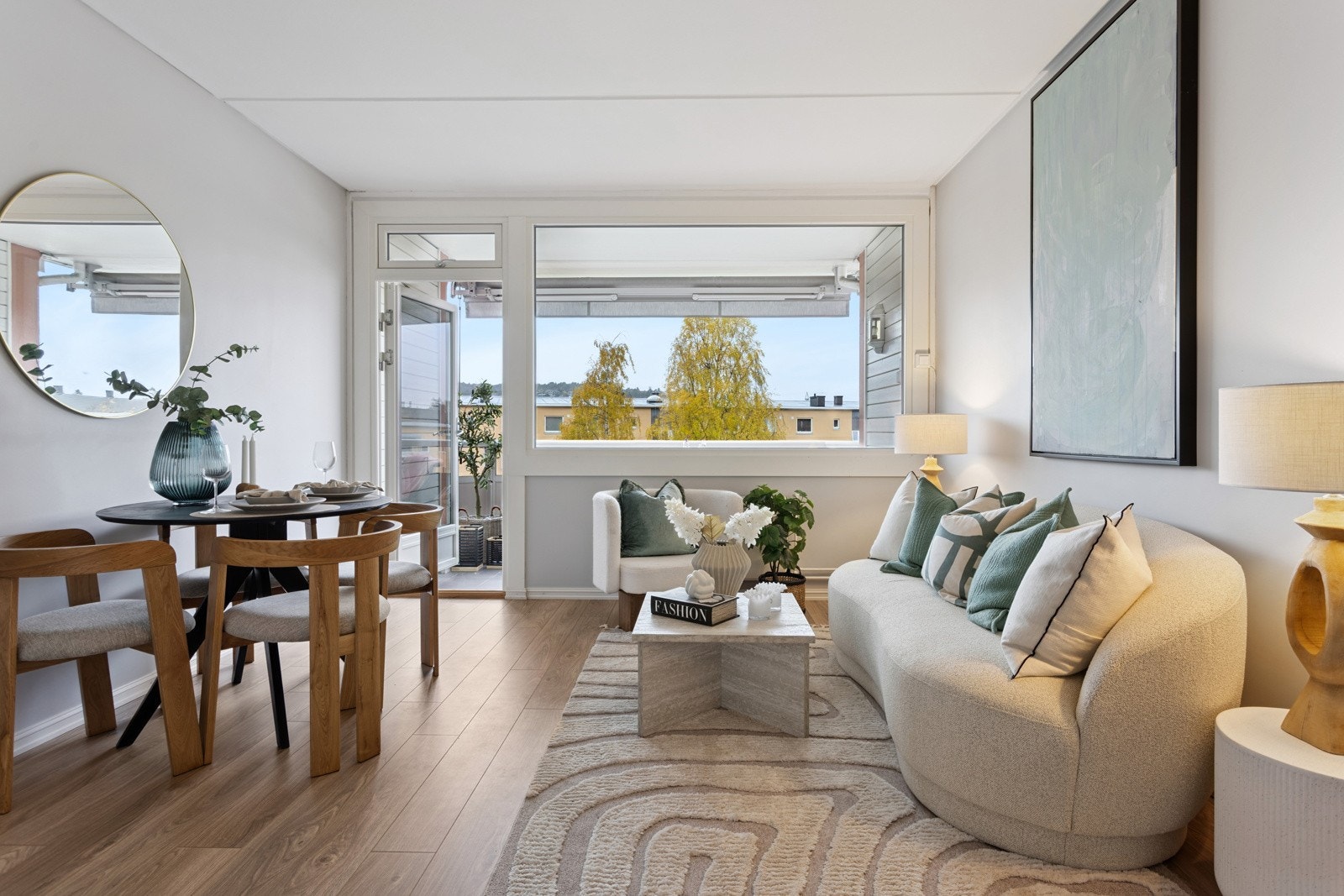 Innbydende stue med store vindusflater som gir godt med lys inn. Galleribilde