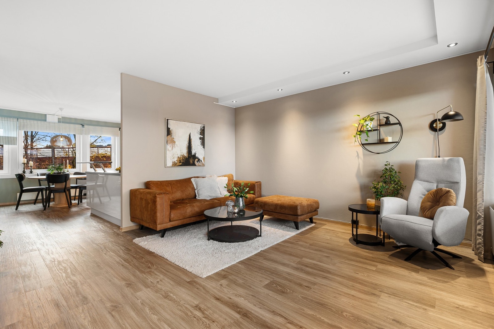 Store vindusflater gir godt med naturlig lys og gjennomlys fra begge sider av boligen - en kvalitet som bidrar til en lys og trivelig atmosfære. Galleribilde