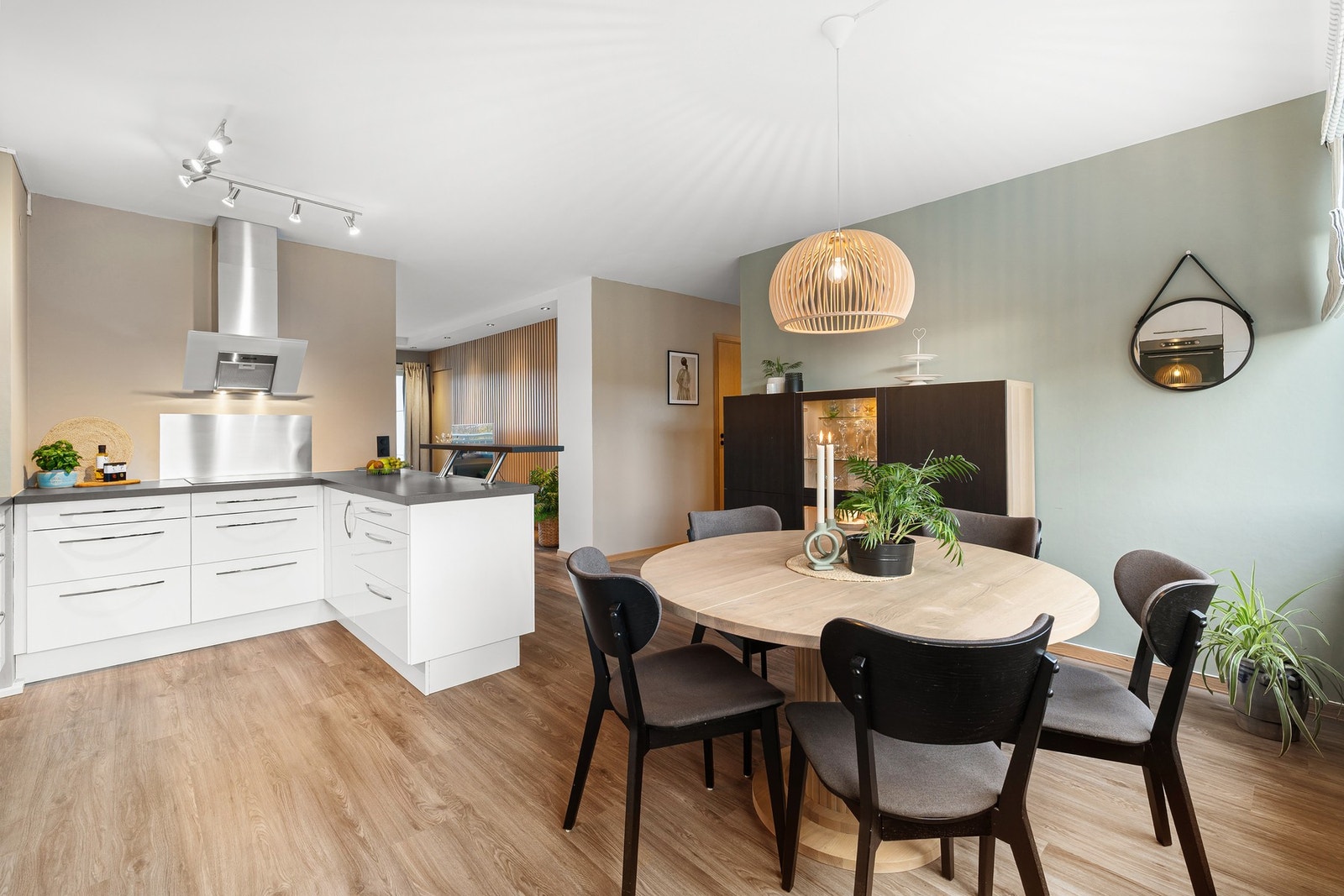 Romslig kjøkken med god plass til spisebord - perfekt for både hverdagsmiddager og sosiale sammenkomster. Galleribilde