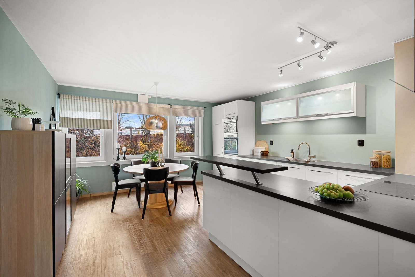 Stue og kjøkken er delvis åpne mot hverandre, noe som gir en luftig og sosial romfølelse. Kjøkkenet er på hele 22,6 m² og har god plass til spisebord og oppbevaring. Galleribilde