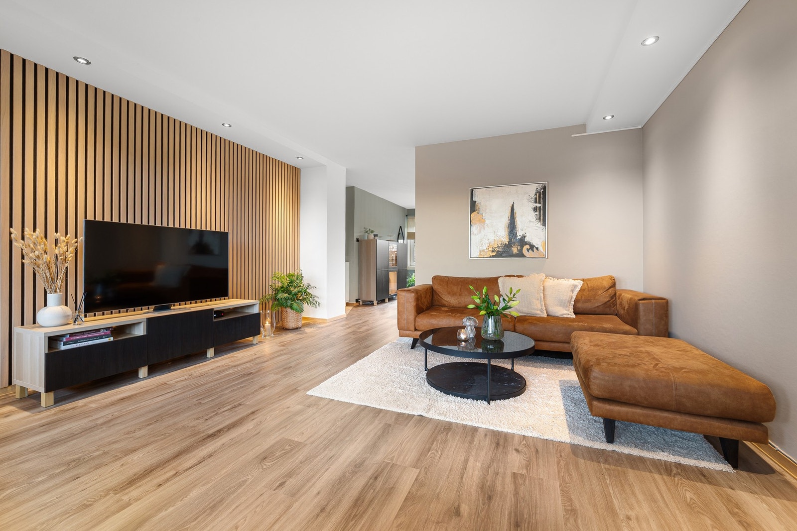 Romslig stue på 19,7 m² med god plass til sittegruppe og øvrig møblering. Galleribilde