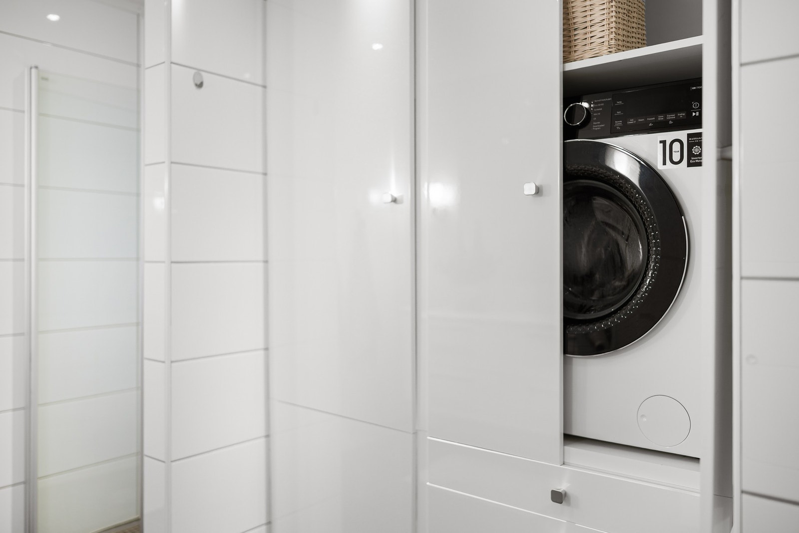 Det er opplegg for vaskemaskin integrert i skapsystemet på badet, noe som gir en praktisk og plassbesparende løsning. Galleribilde