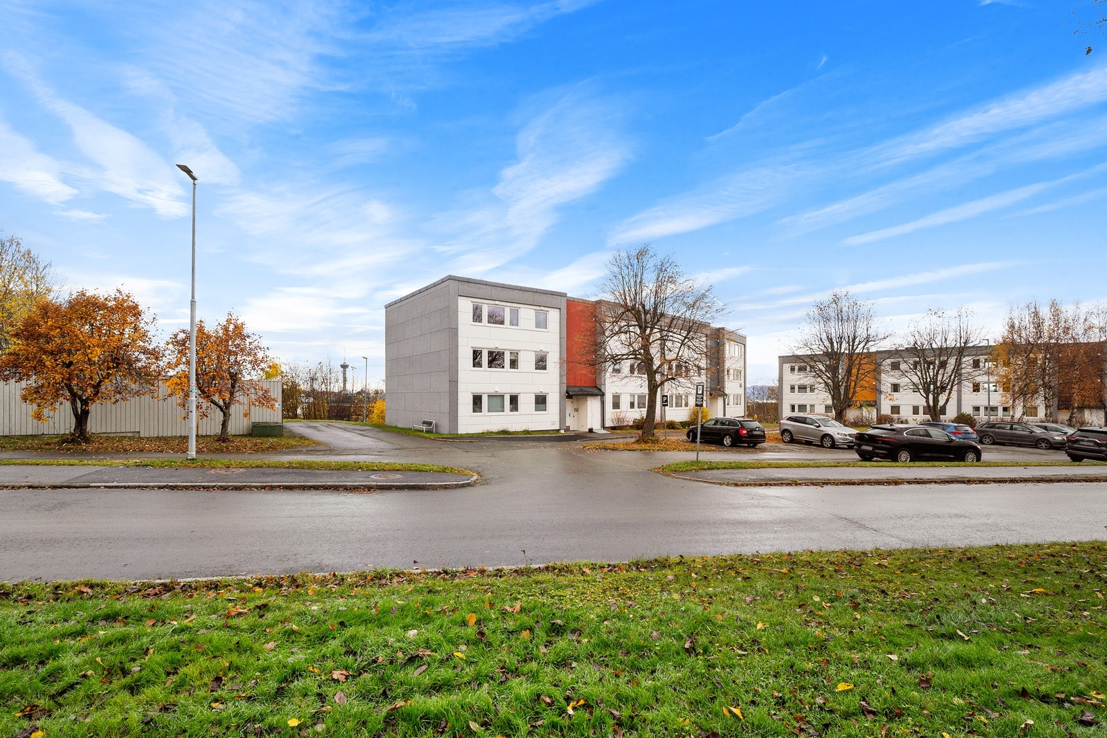 Det er oppstillingsplasser rundt om på borettslagets eiendom. Borettslaget disponerer garasjer som kan søkes om til styret. Galleribilde