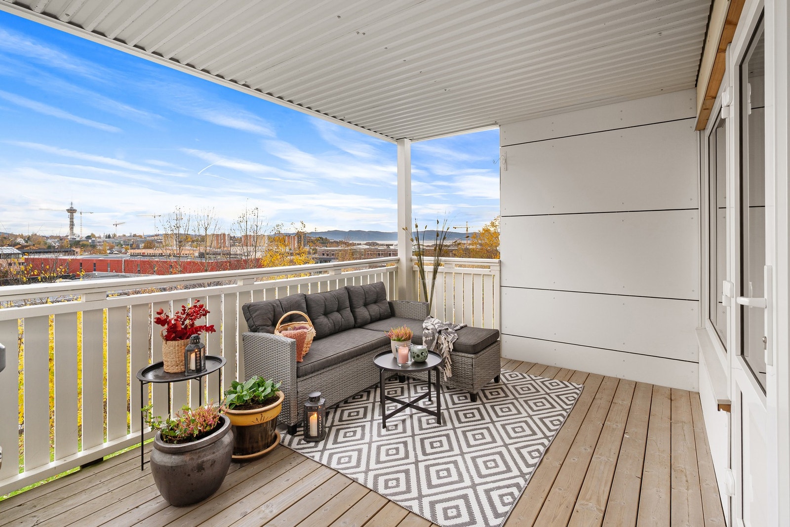 Den vestvendte balkongen er på 12,2 m² og har takoverbygg som gjør det mulig å nyte uteplassen selv på dager med regn eller vind. Galleribilde