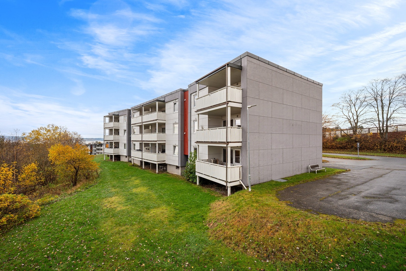 Leiligheten ligger på hjørnet i 2. etasje og har en god internbeliggenhet i bygget, med lite innsyn og fin utsikt. Galleribilde