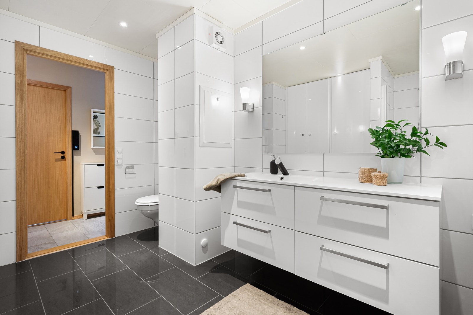 Badet er utvidet ved å slå sammen opprinnelig toalettrom og deler av entré. Det er lagt vannrør av plast (rør-i-rør) fra 2012, som gir trygghet og god funksjonalitet. Galleribilde