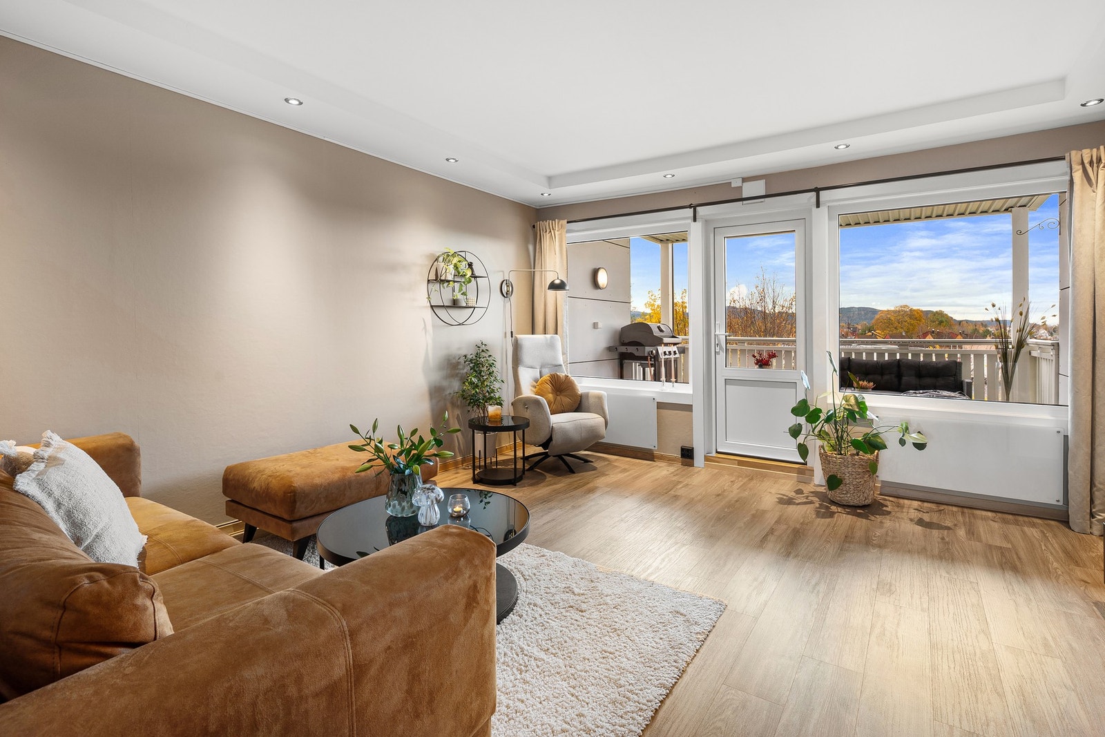 Innbydende 3-roms leilighet med moderne standard og flott utsikt. Leiligheten har en praktisk planløsning, gode lysforhold og ligger i et attraktivt område. Galleribilde