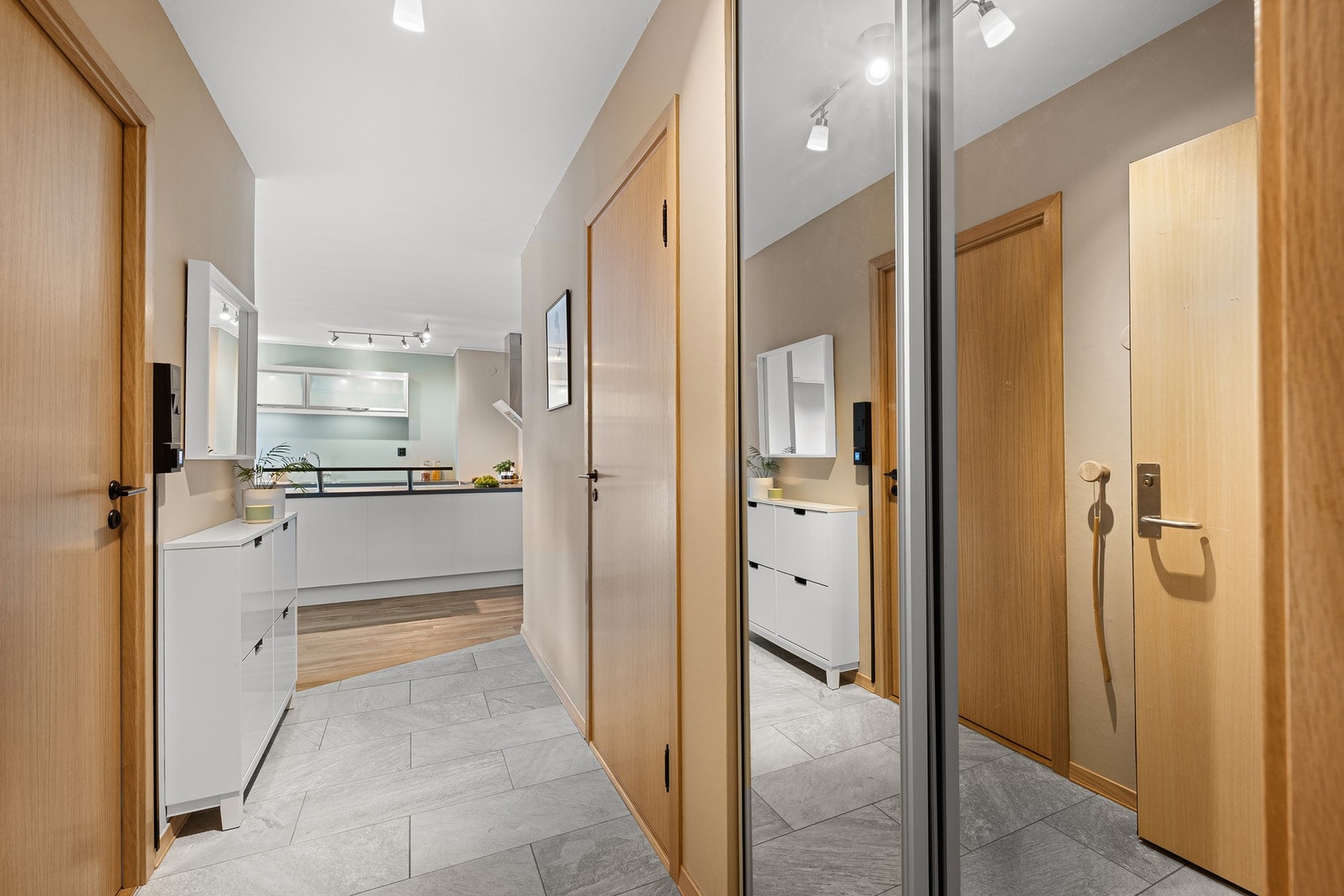 Skyvedørsgarderobe ved inngangspartiet gir praktisk oppbevaringsplass. I tillegg medfølger to romslige boder i kjeller på til sammen 9 m². Galleribilde