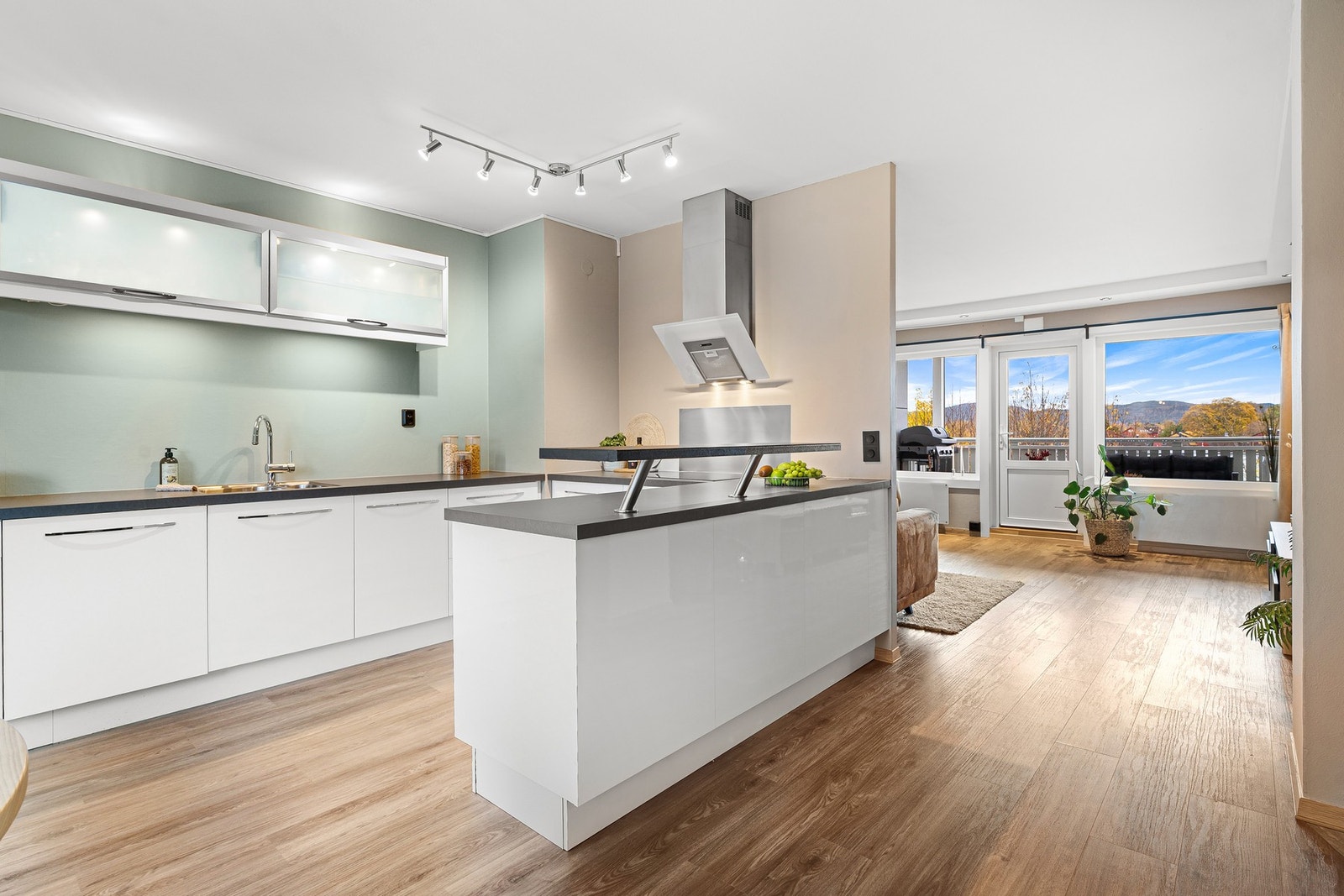 Kjøkkenet ble pusset opp i 2016 og fremstår stilrent med moderne løsninger og god arbeidsflate. Galleribilde