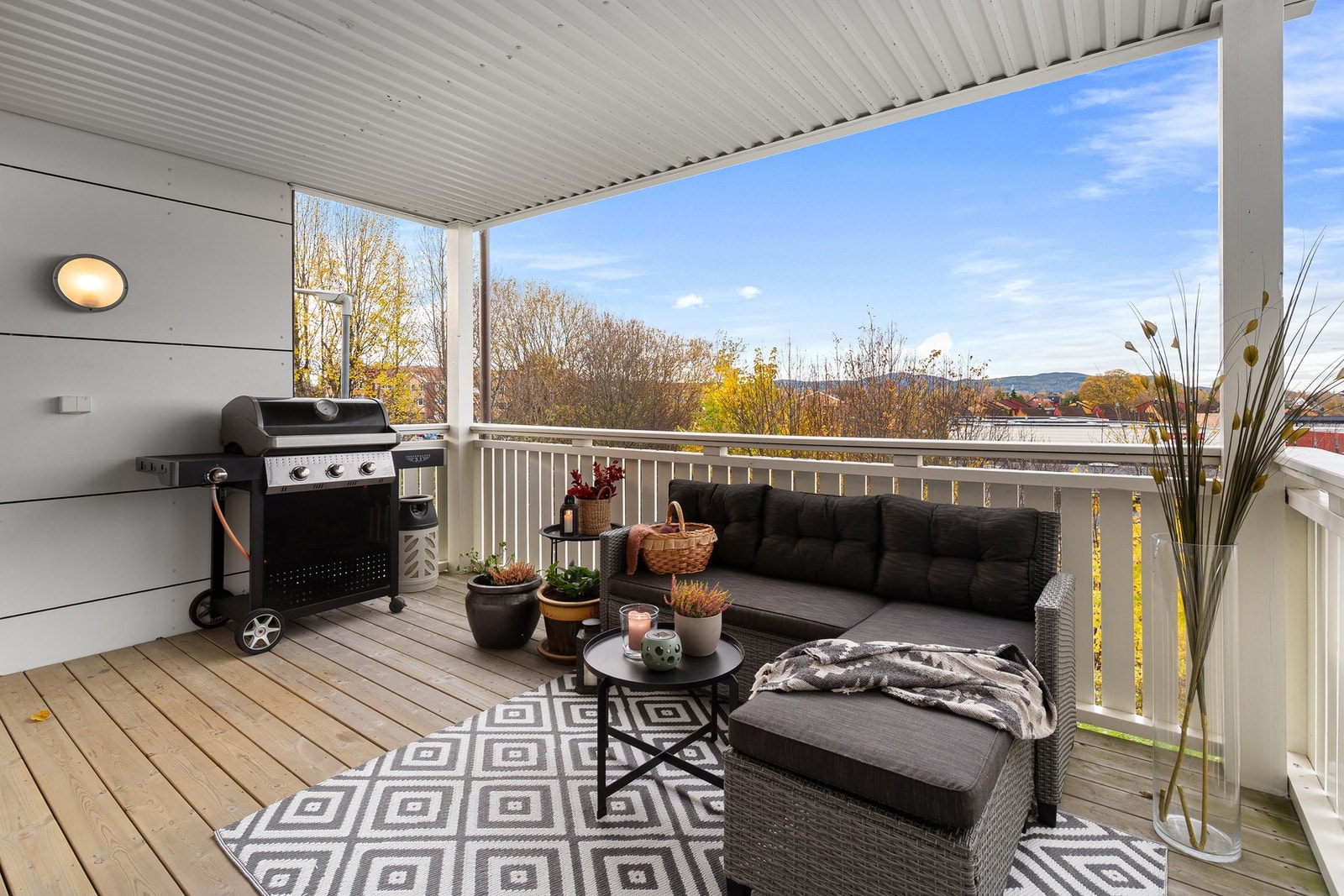 Romslig vestvendt balkong med plass til sittegruppe og grill - en fin forlengelse av stuen med gode solforhold. Galleribilde