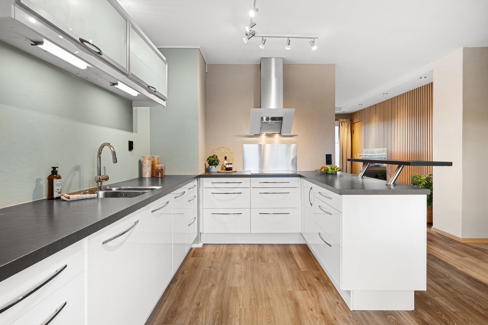 Kjøkkenet har fått tilstandsgrad 1 av takstmann, noe som indikerer god teknisk stand uten vesentlige avvik. Galleribilde