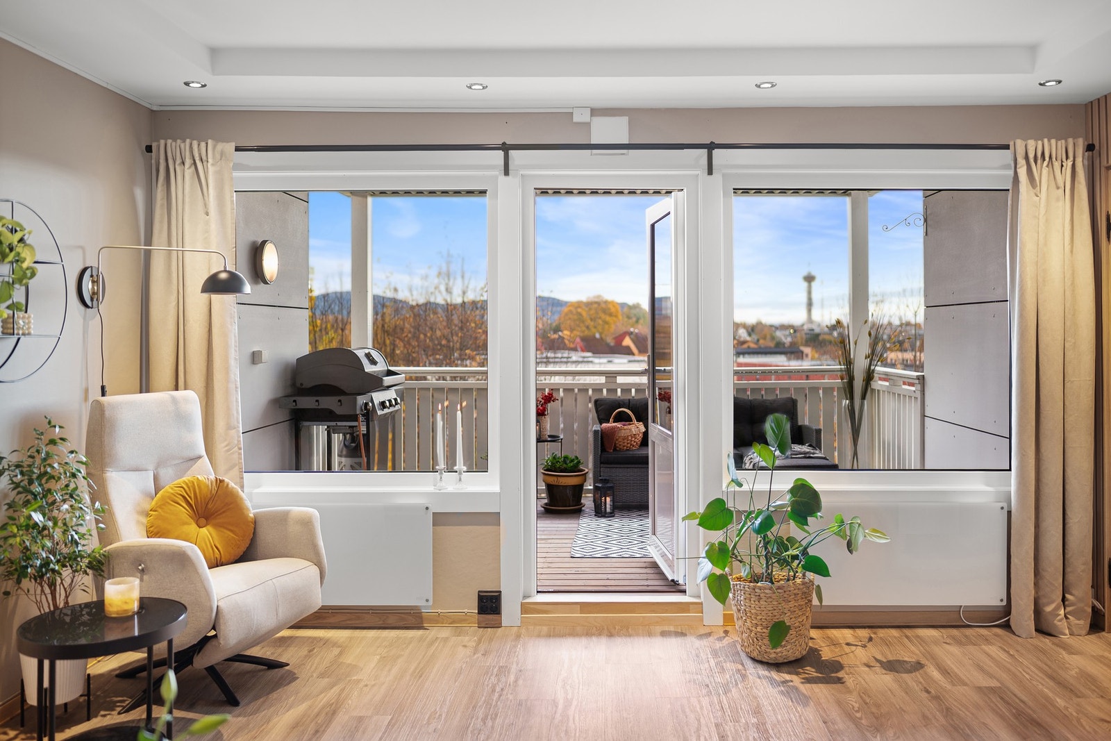 I 2017 ble både vinduer og balkongdør skiftet i regi av borettslaget, noe som bidrar til god isolasjon og lavere vedlikeholdsbehov. Galleribilde