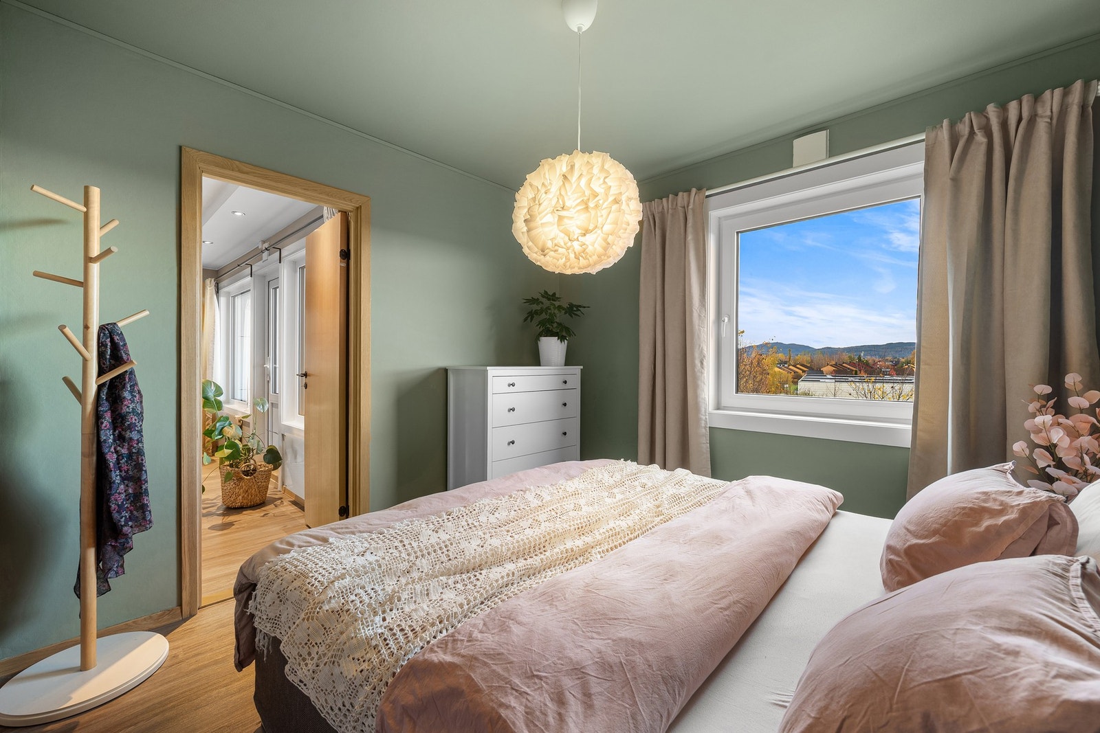 Hovedsoverommet har god plass til dobbeltseng og garderobeløsning, og fremstår som et praktisk og funksjonelt rom med utsikt. Galleribilde