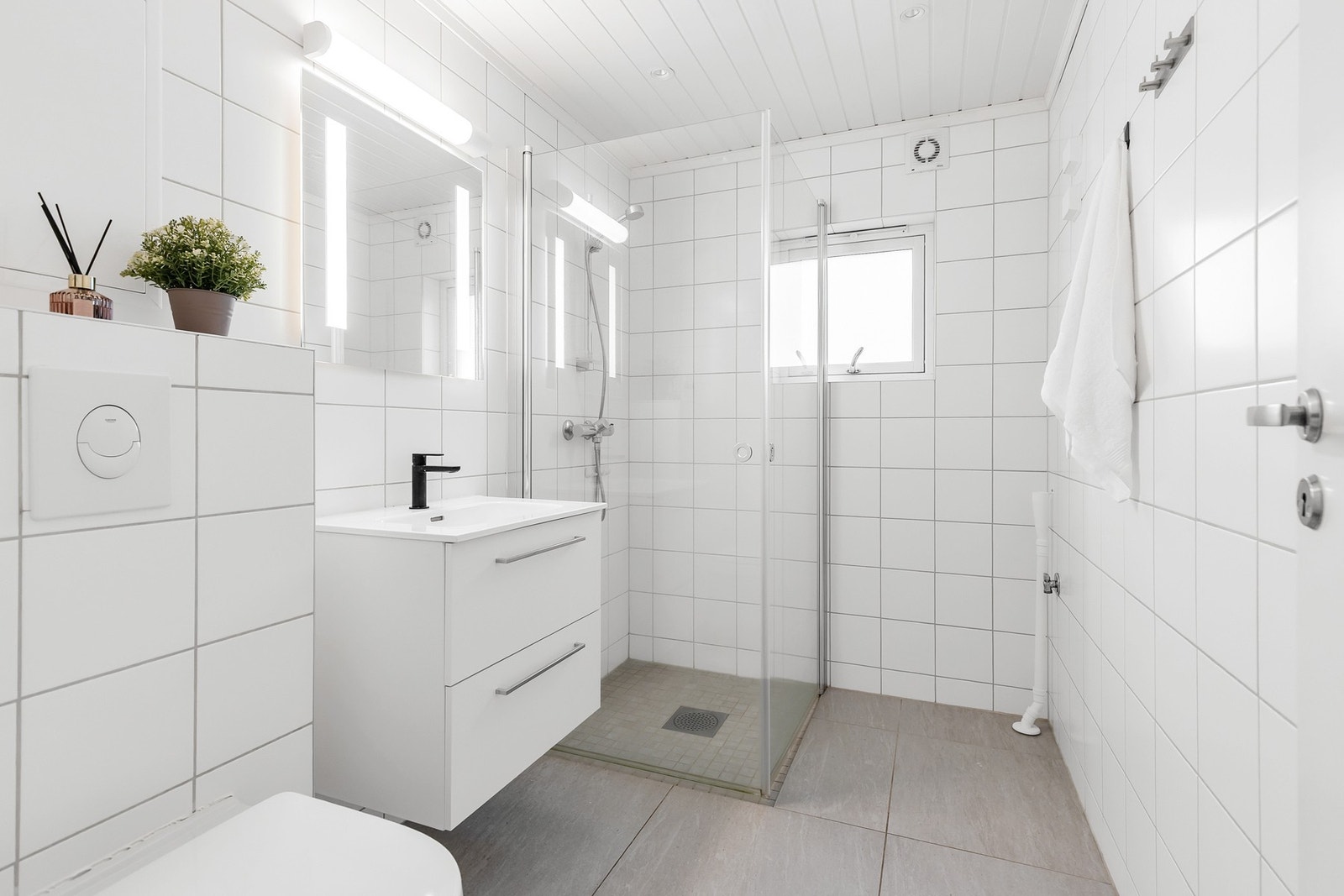Badet har varmekabler i gulv og opplegg for vaskemaskin. Galleribilde