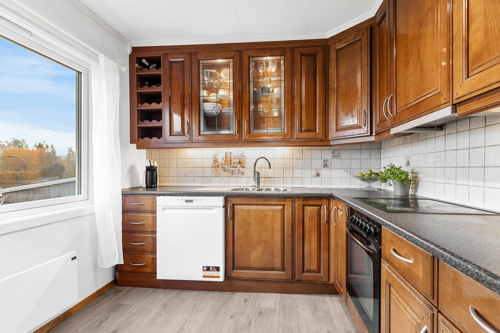 Innholdsrikt kjøkken og rikelig med både benk- og skapplass. Galleribilde