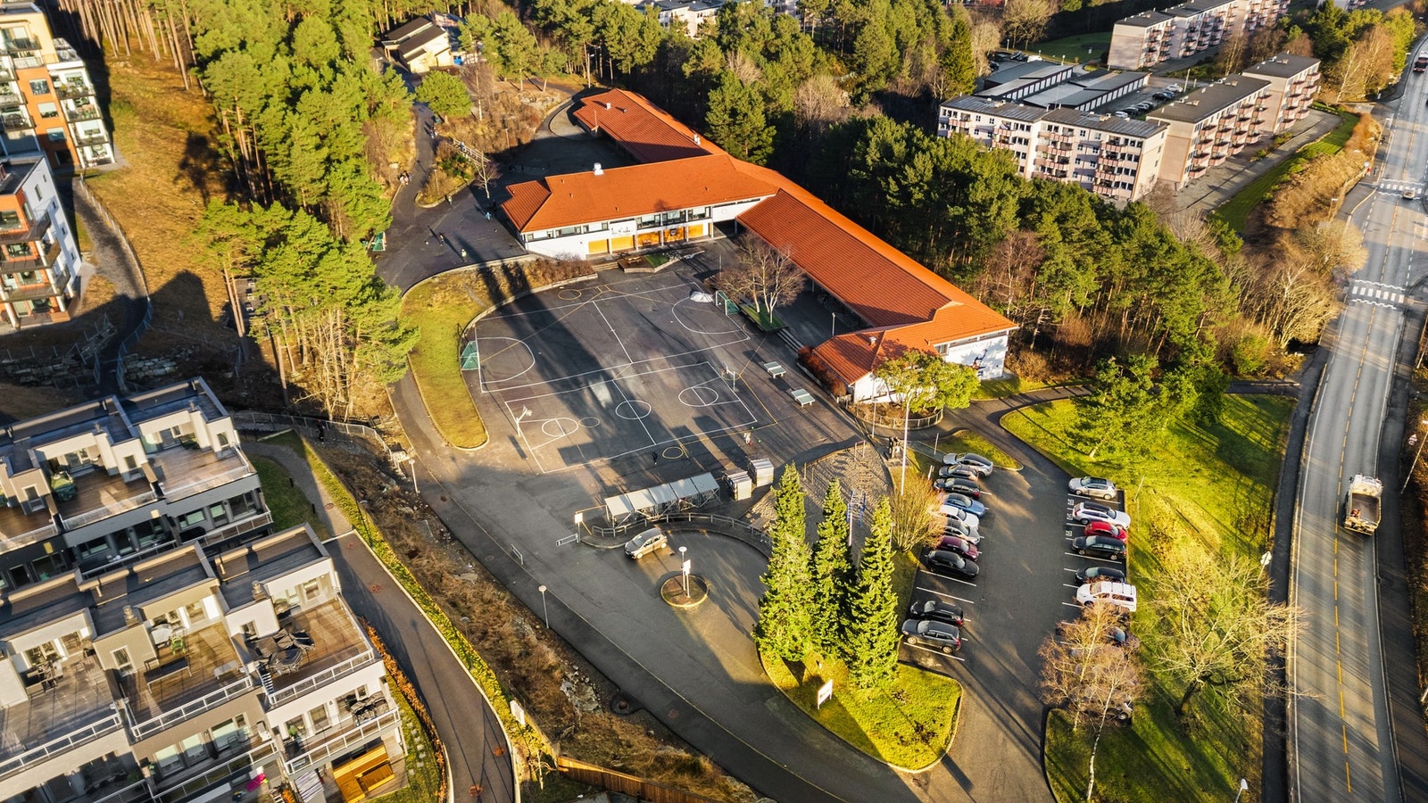 Fra leiligheten er det gangavstand til både skole og barnehage. Galleribilde