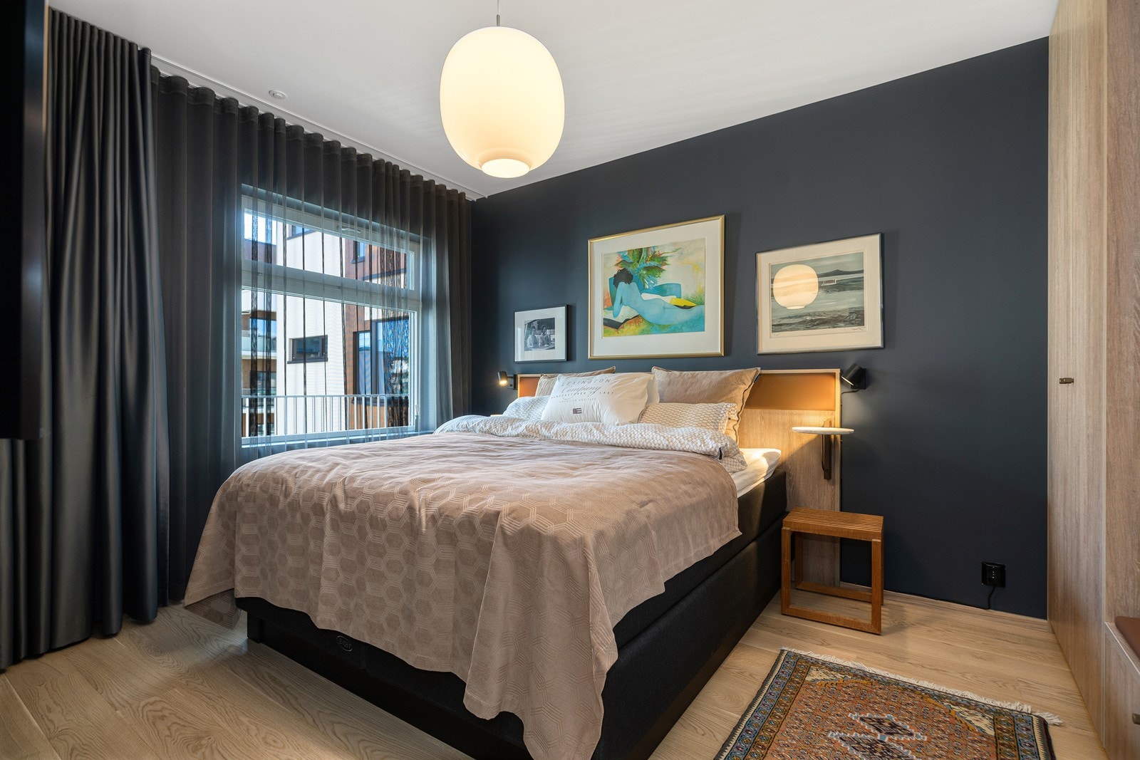 Flott hovedsoverom med god plass til dobbeltseng og nattbord. Galleribilde