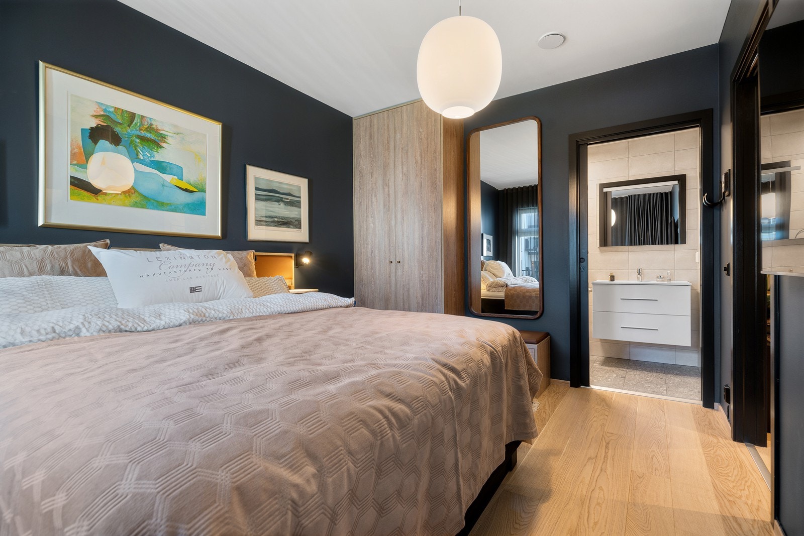 Deilig hovedsoverom med tilgang til eget bad. Ellers en meget lekker leilighet med flott innredning og smarte løsninger! Galleribilde