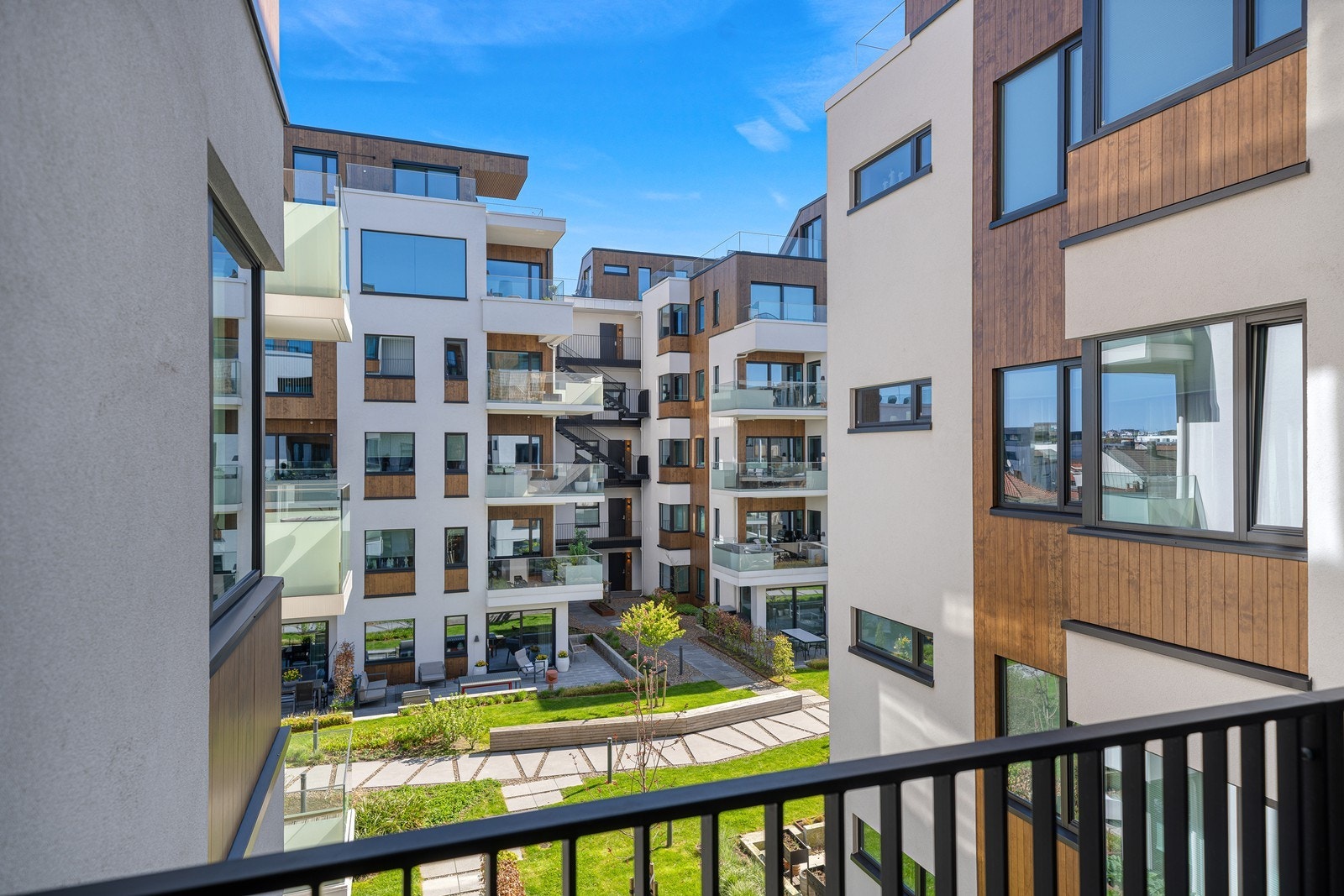 Flott utsyn mot bakgård. Galleribilde