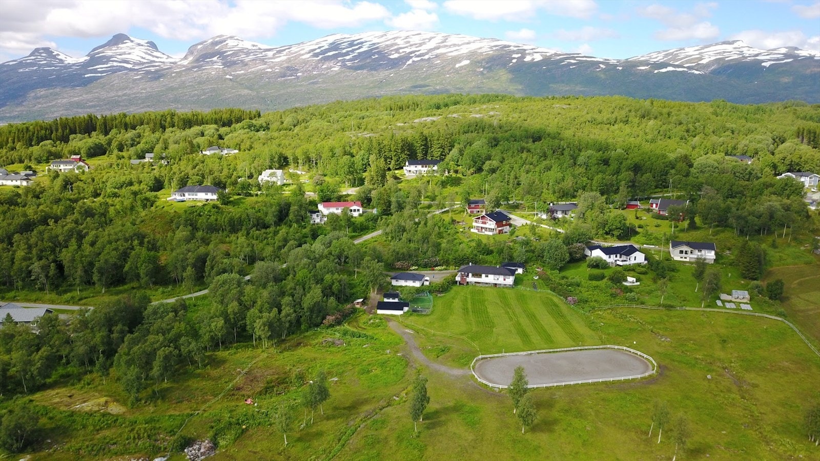 Velkommen til Valnesfjord og denne regulerte boligtomten på Furnes -bestående av i overkant av 40 mål. Galleribilde