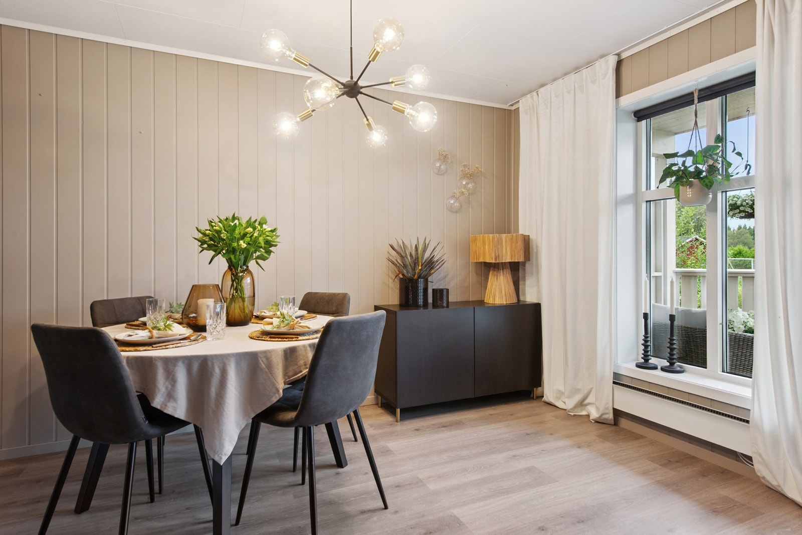 Stuen har god plass for spisebordet. Galleribilde