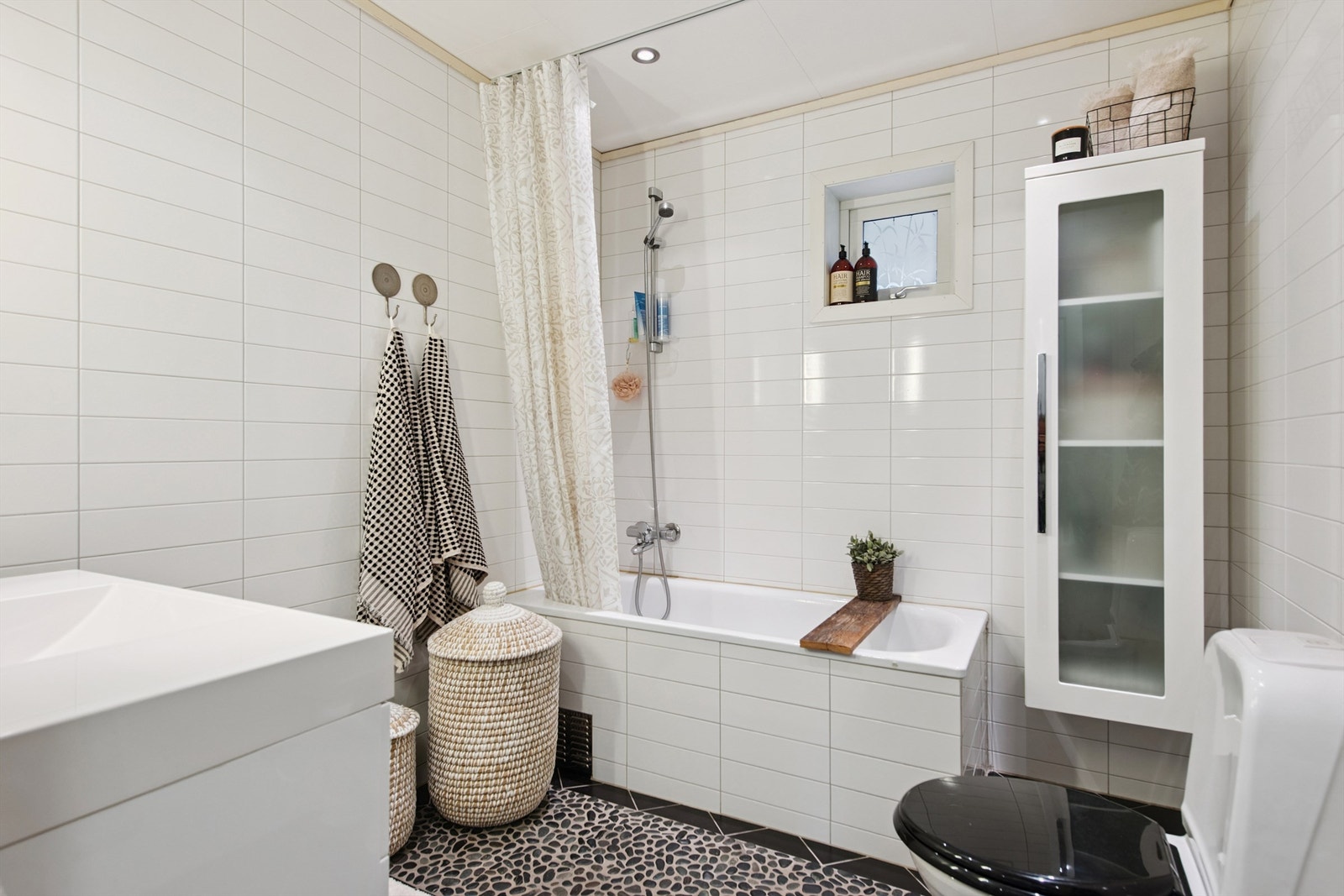 Badet er innredet med et deilig, innmurt badekar for velvære. Galleribilde