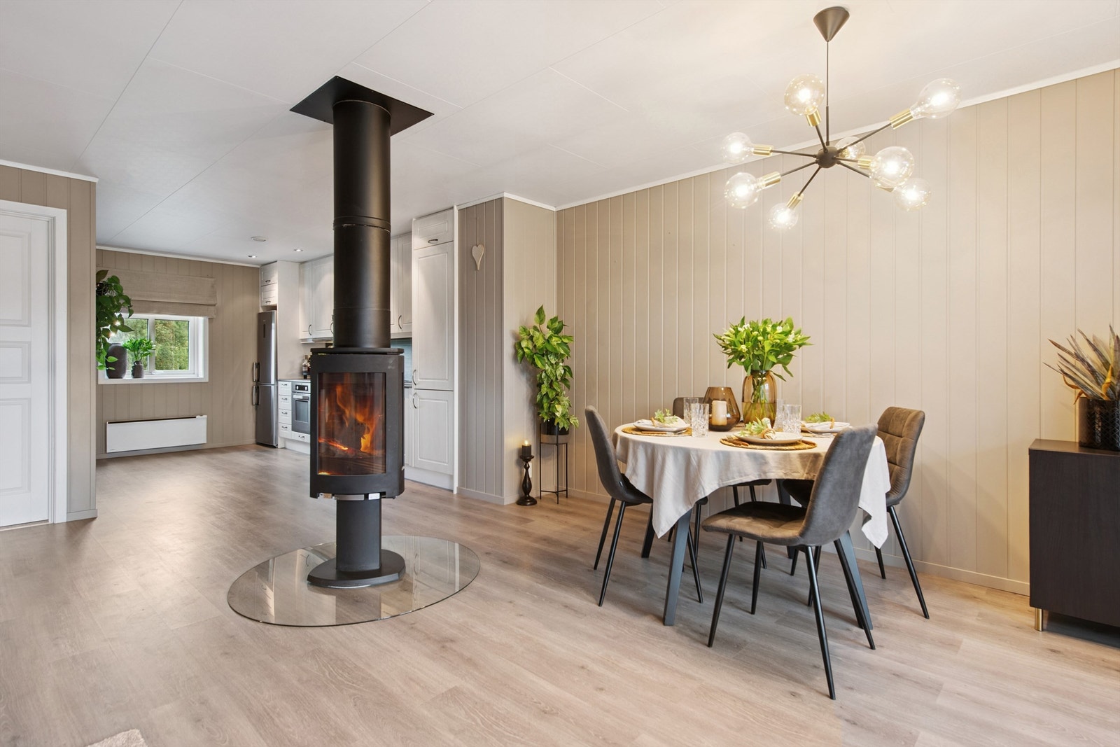 Nyt måltider med den lune atmosfæren fra peisovnen i nærheten. Galleribilde