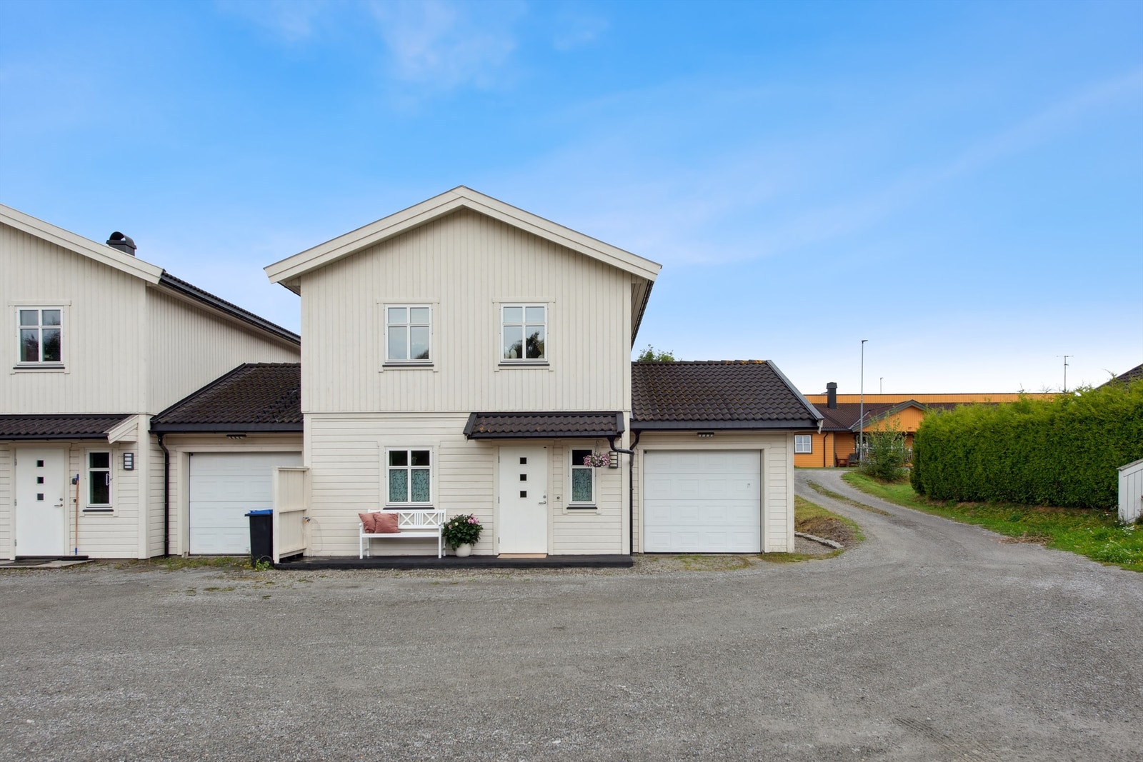 Hyggelig inngangsparti med en liten platting under et beskyttende takoverbygg. Galleribilde