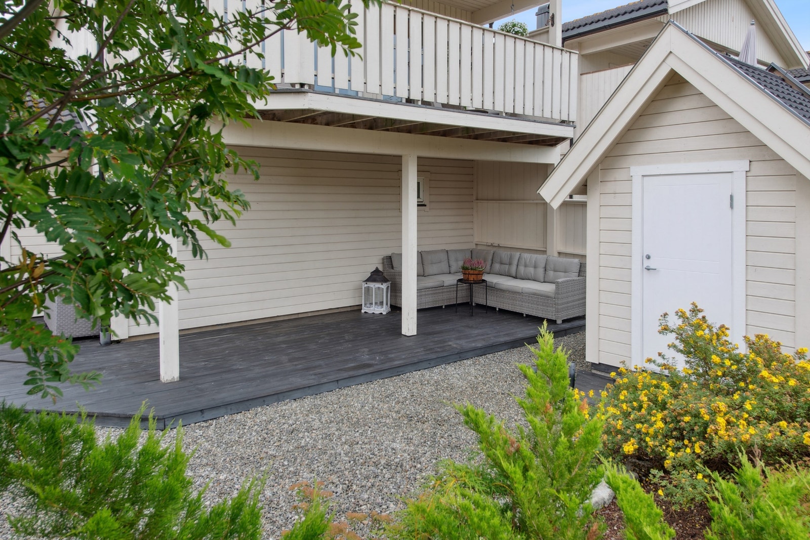 Gode solforhold og rikelig med plass for utemøbler og grill. Galleribilde