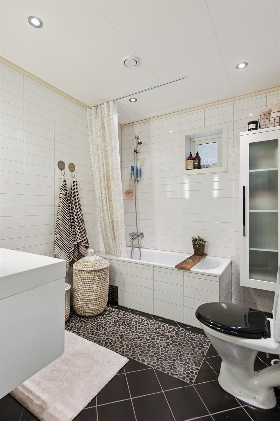 Flislagt bad fra 2011 med elektriske varmekabler i gulvet. Galleribilde