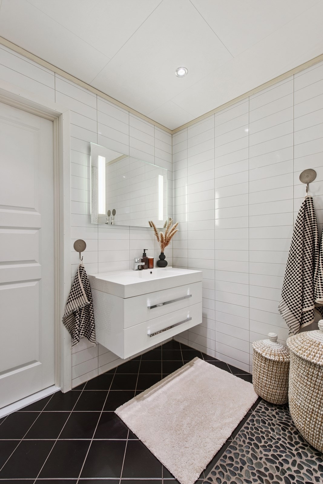 Moderne baderomsinnredning med heldekkende servant og god skuffeplass. Galleribilde