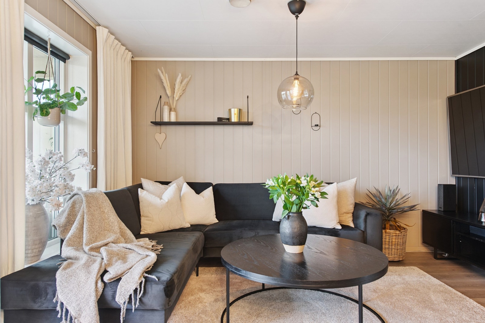 Her er det god plass til en romslig sofagruppe. Galleribilde