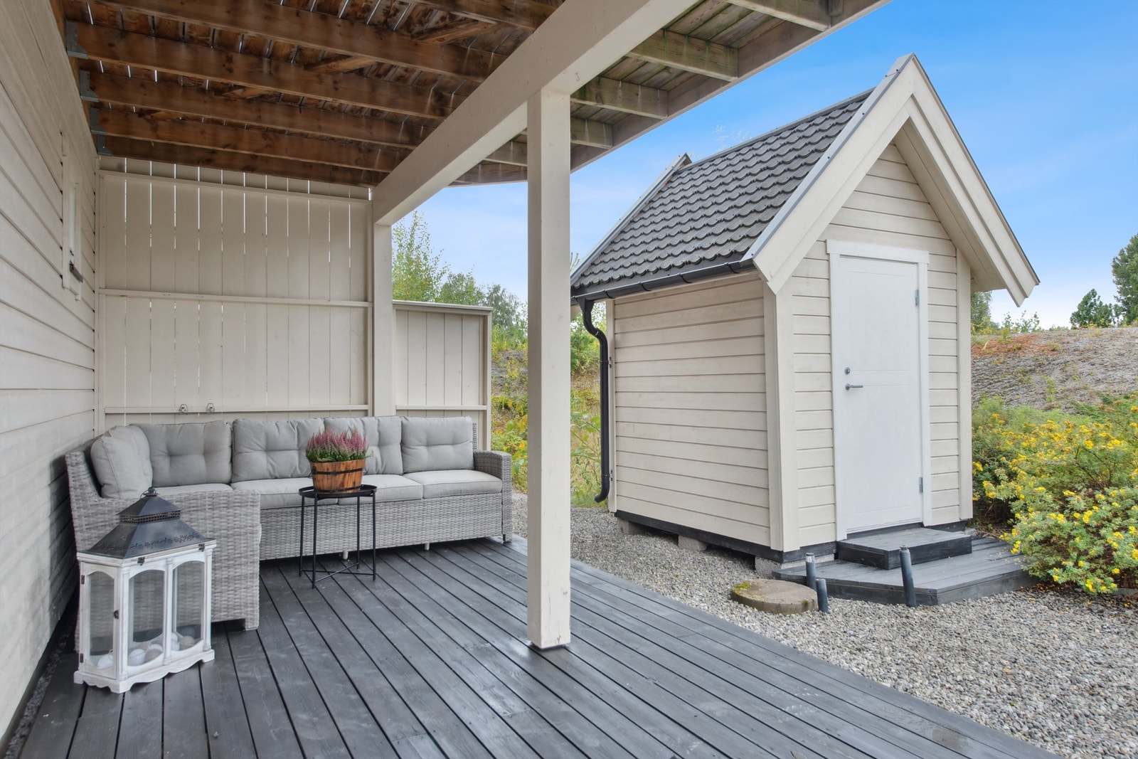 Overbygget terrasseplatting på 36m² med tilhørende praktisk utebod på ca. 3m². Det gjøres oppmerksom på at plattingen og boden ikke fremgår av byggetegningene og er ikke godkjent av kommunen. Galleribilde