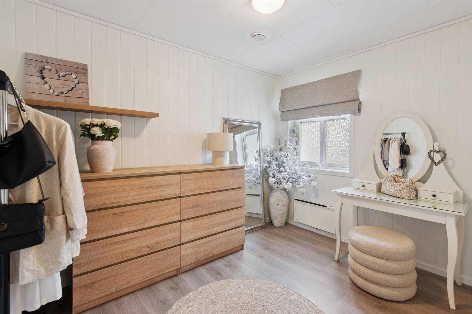 Lyst soverom i første etasje med god plass til seng og oppbevaringsløsninger. Galleribilde