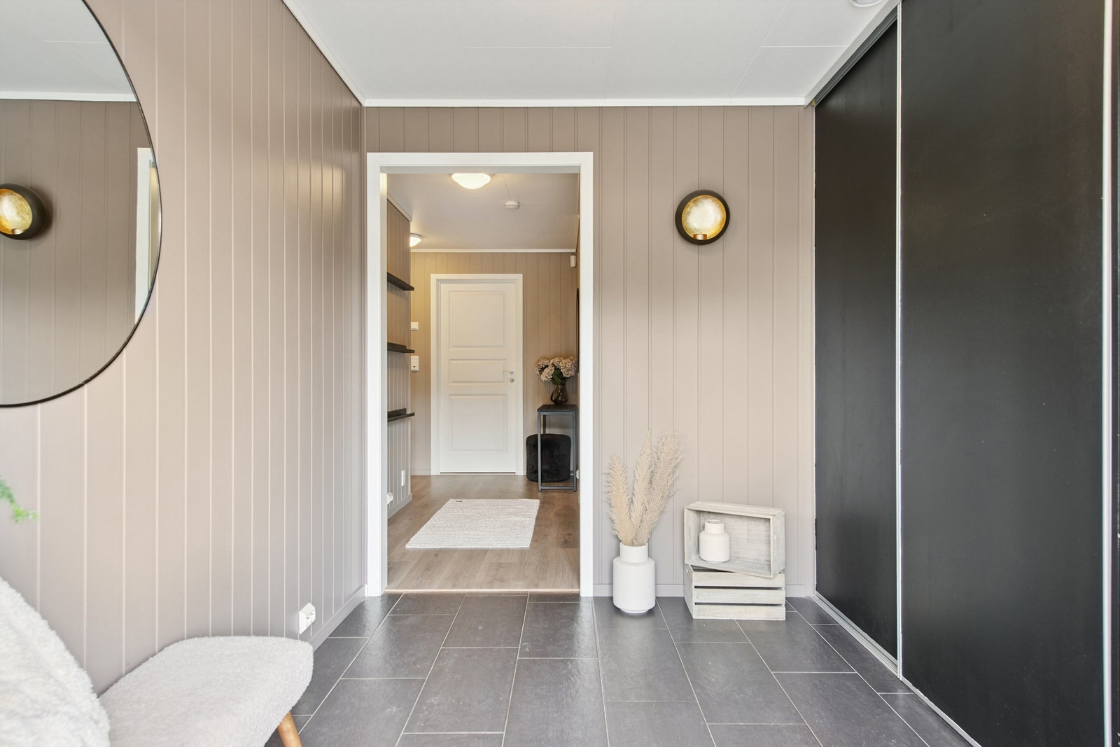 Hallen har god garderobeløsning og leder naturlig videre til planets øvrige rom. Galleribilde