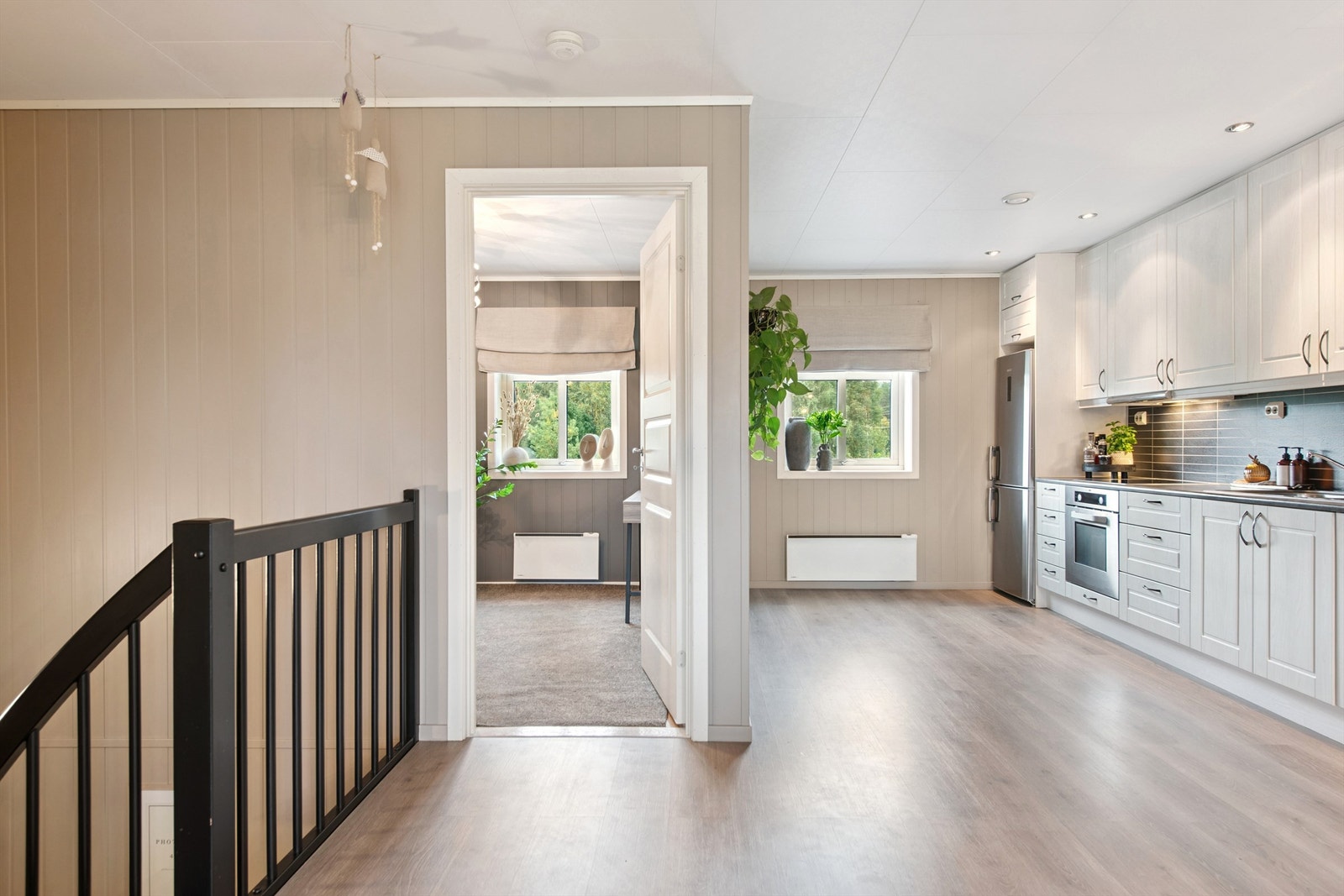 Åpen og sosial sone i andre etasje med stue, kjøkken og soverom. Galleribilde