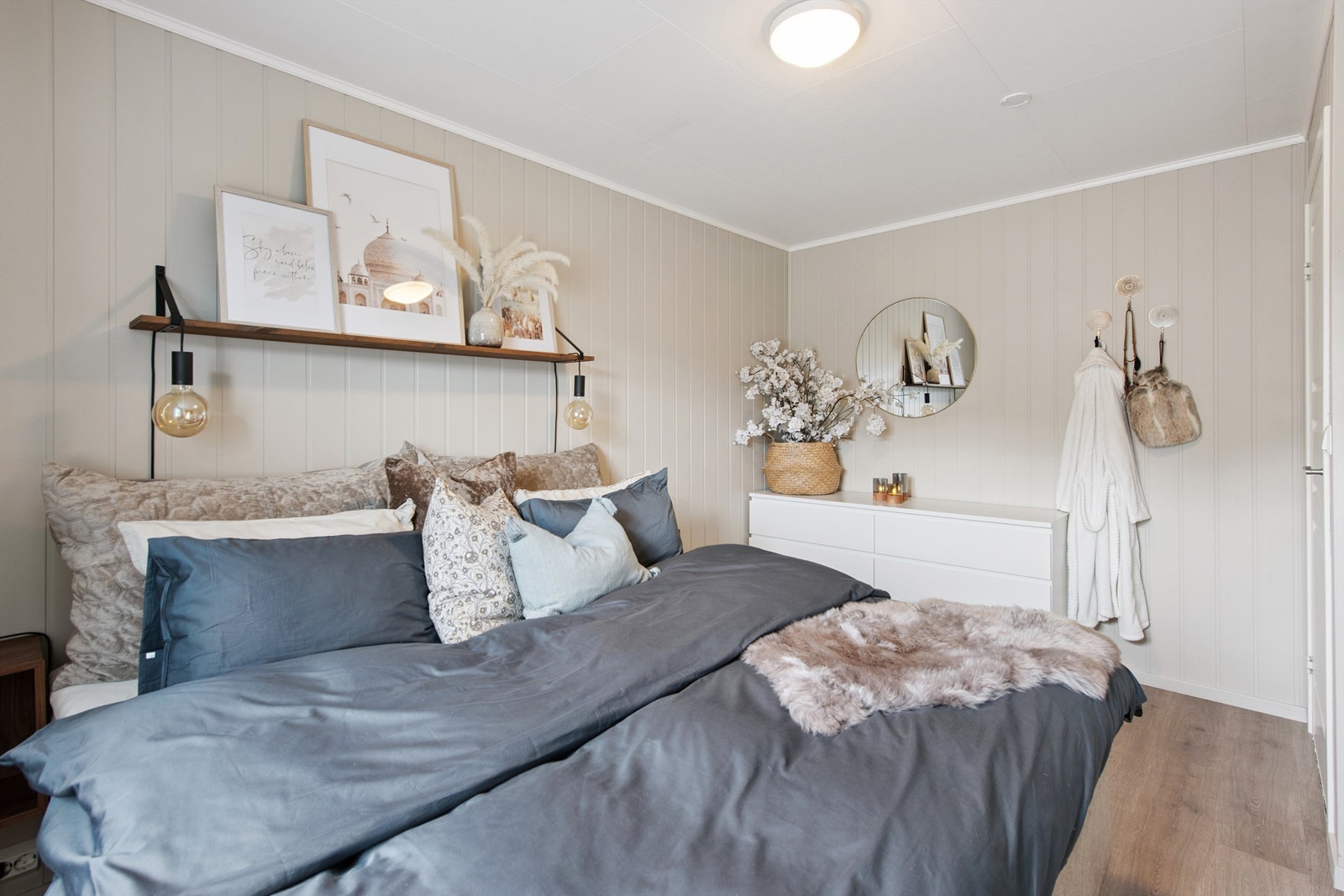 Rommet har god plass til dobbeltseng og ønsket møblement. Galleribilde