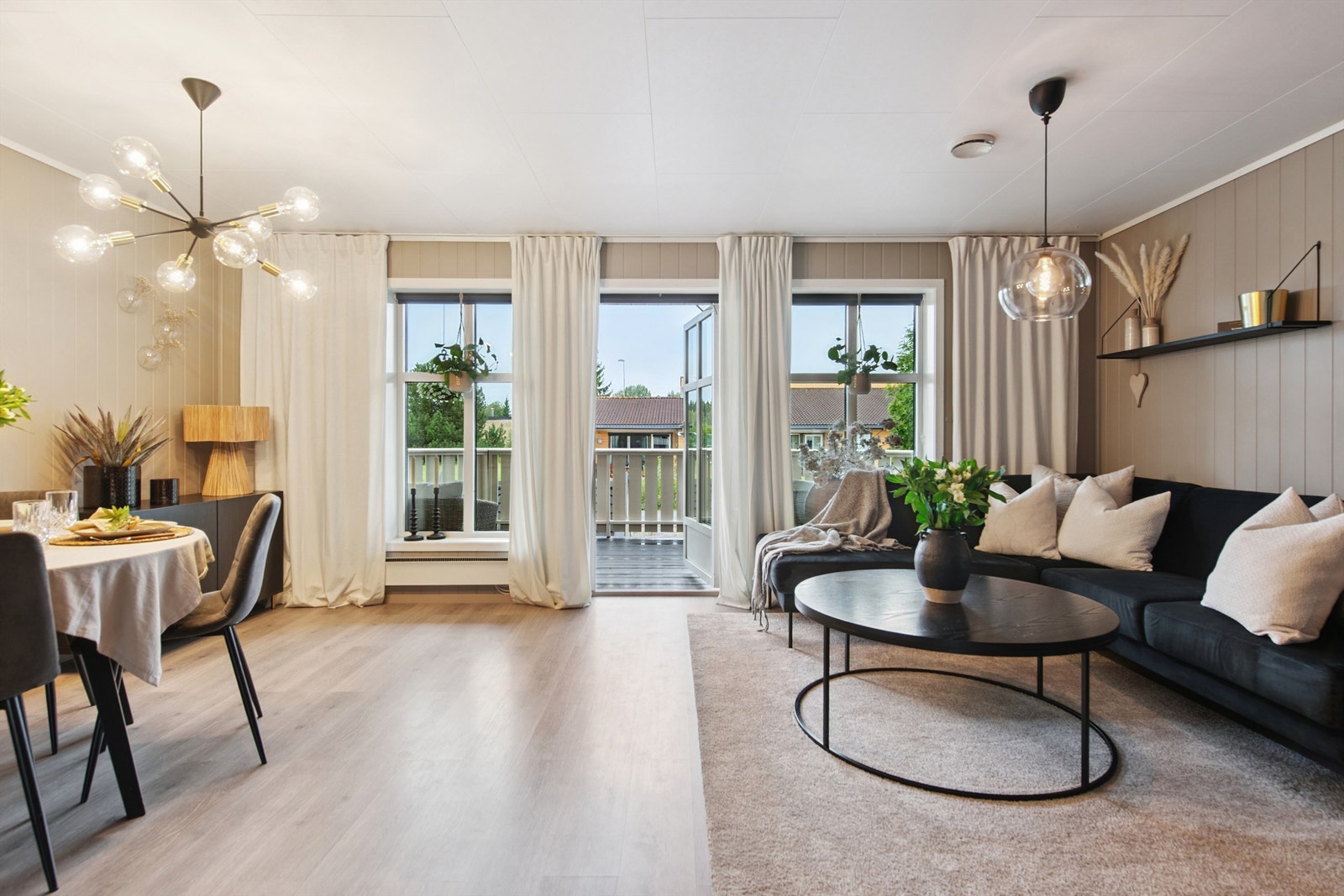 Store vindusflater i stuen gir en god romfølelse. Galleribilde