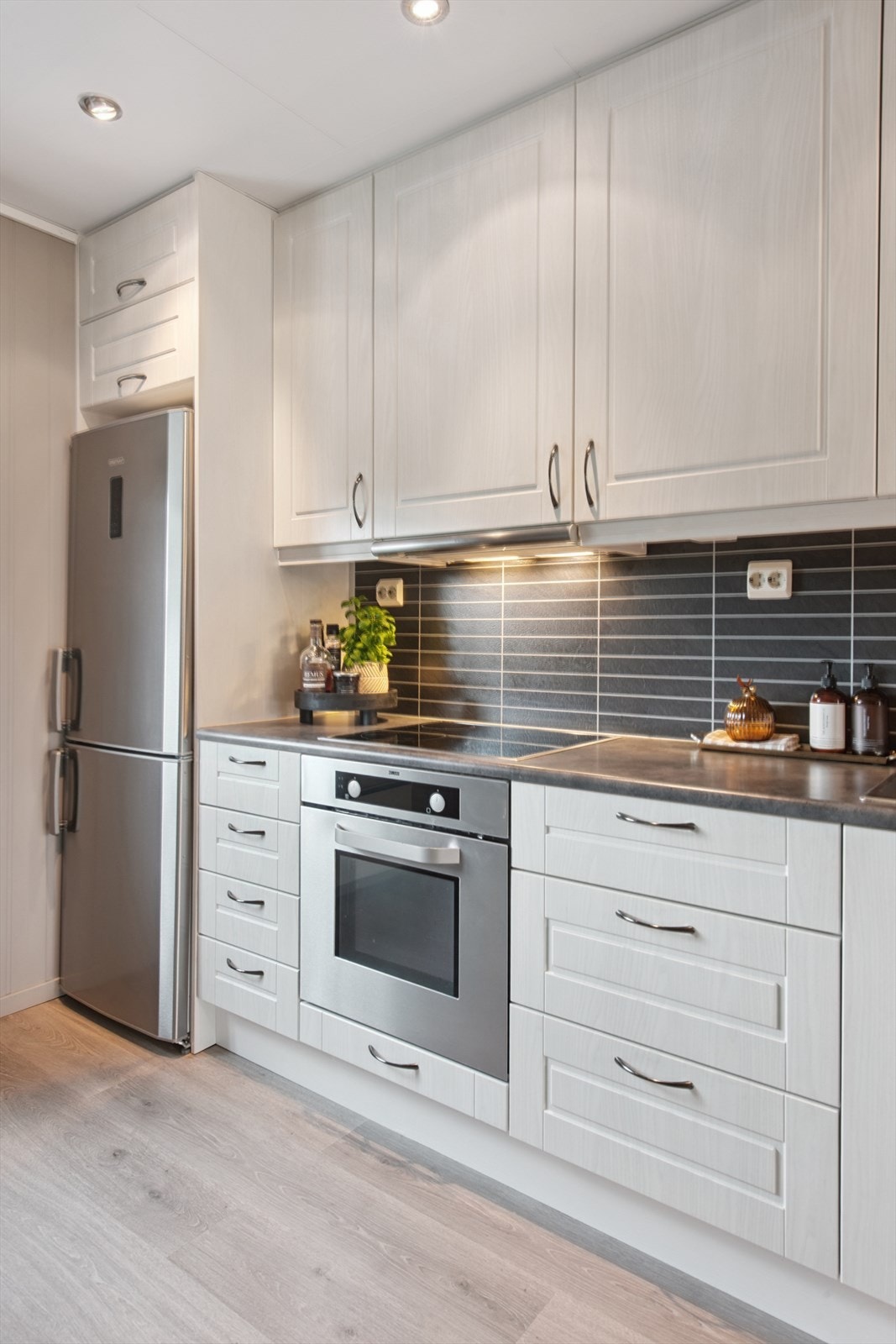 Kjøkkeninnredningen er utstyrt med integrerte hvitevarer. Galleribilde