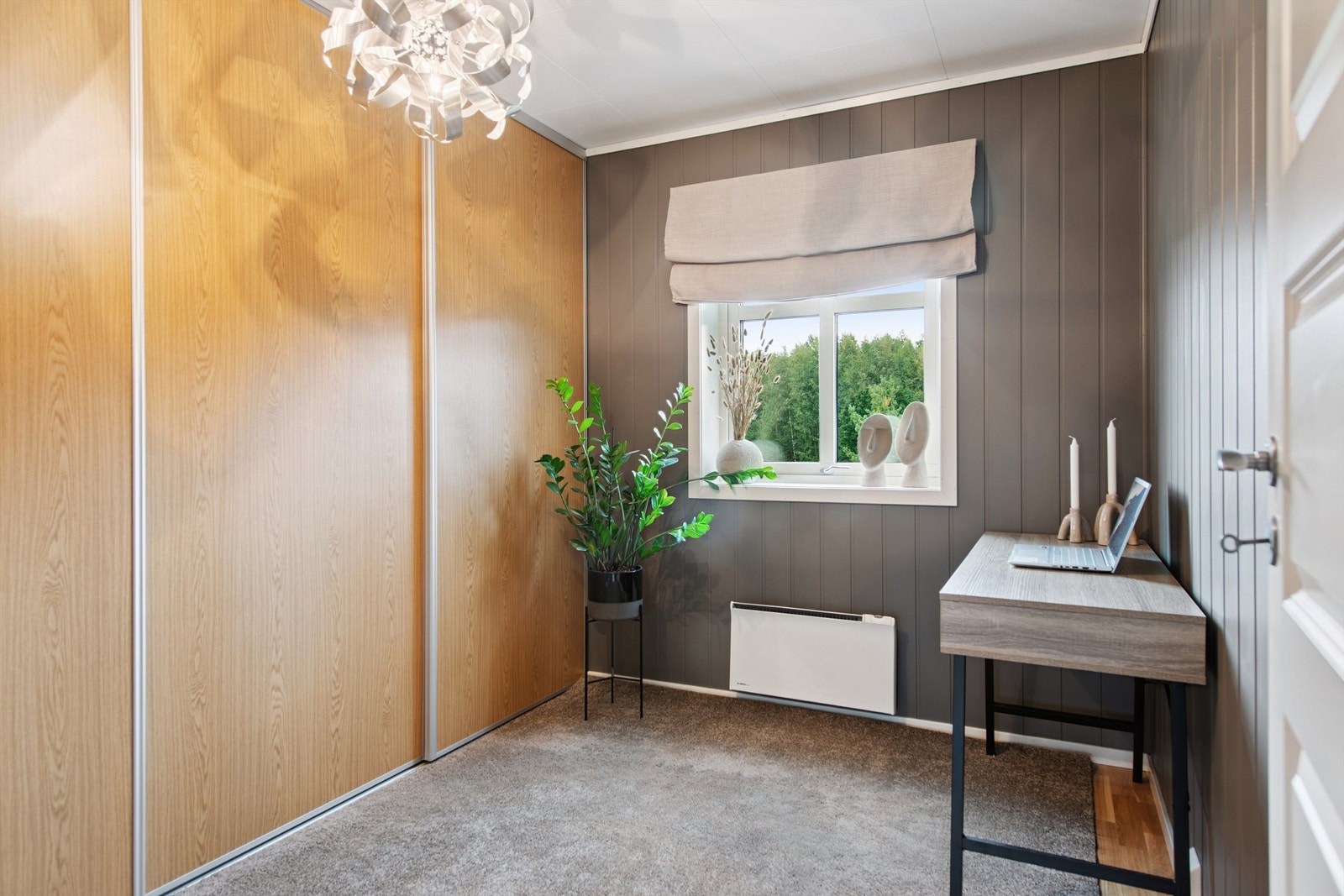 Soverom i 2.etasje med skyvedørsgarderobe. Galleribilde