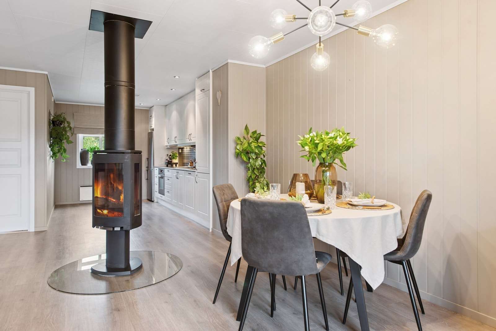 Peisovnen fungerer som et flott midtpunkt mellom stue og spisestue. Galleribilde