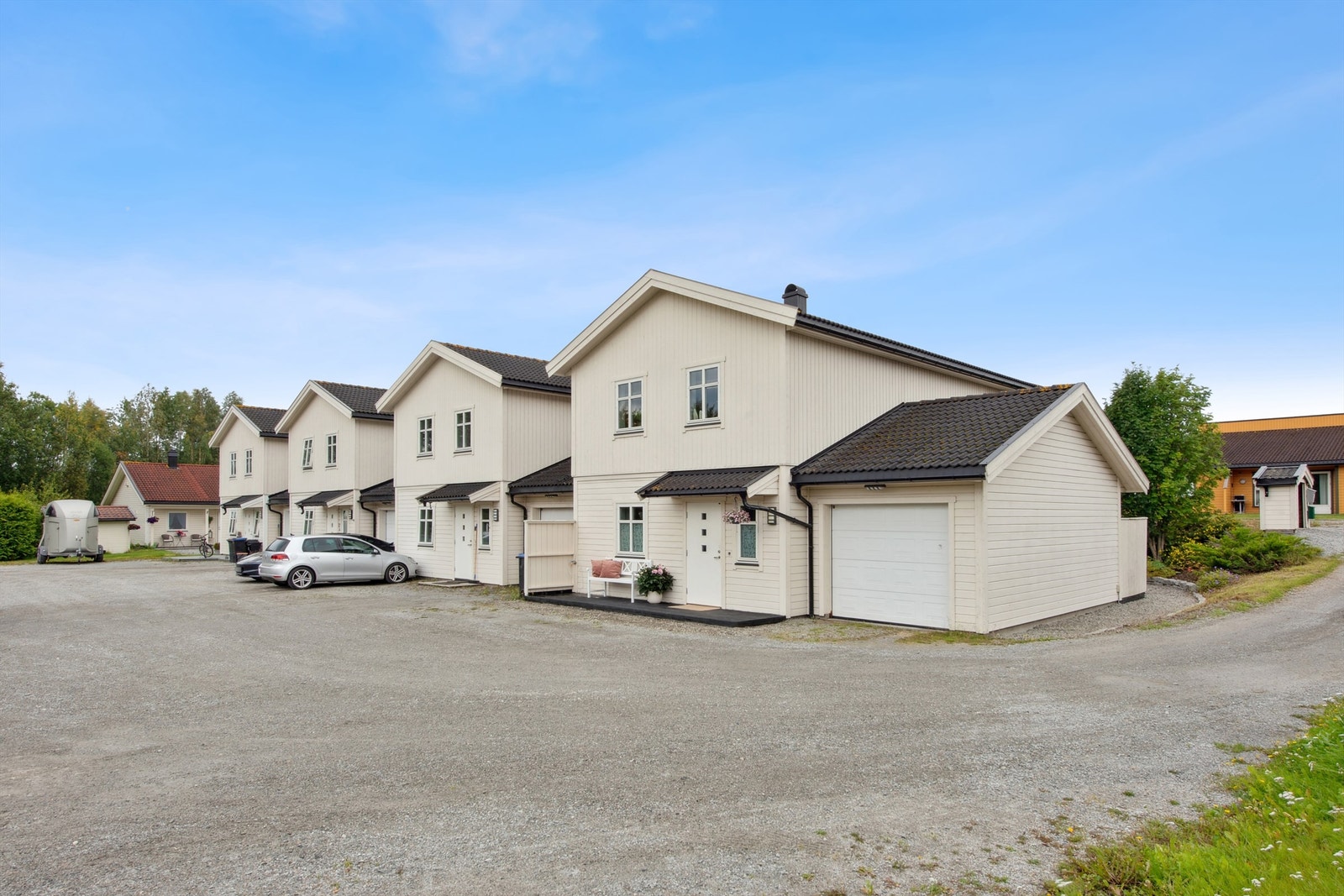 Velkommen til Mågårdvegen 33A og en pen kjedet enebolig med egen garasje. Galleribilde