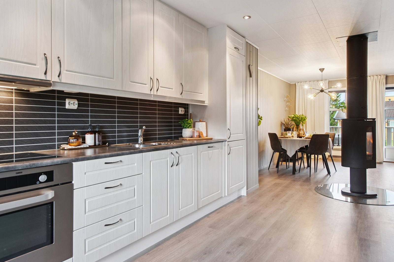 Den åpne løsningen gjør kjøkkenet til en sosial del av oppholdsrommet. Galleribilde