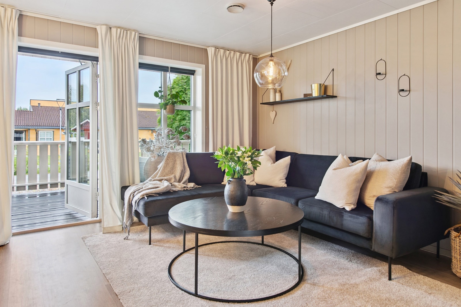 Direkte utgang fra stuen til en herlig, vestvendt balkong. Galleribilde