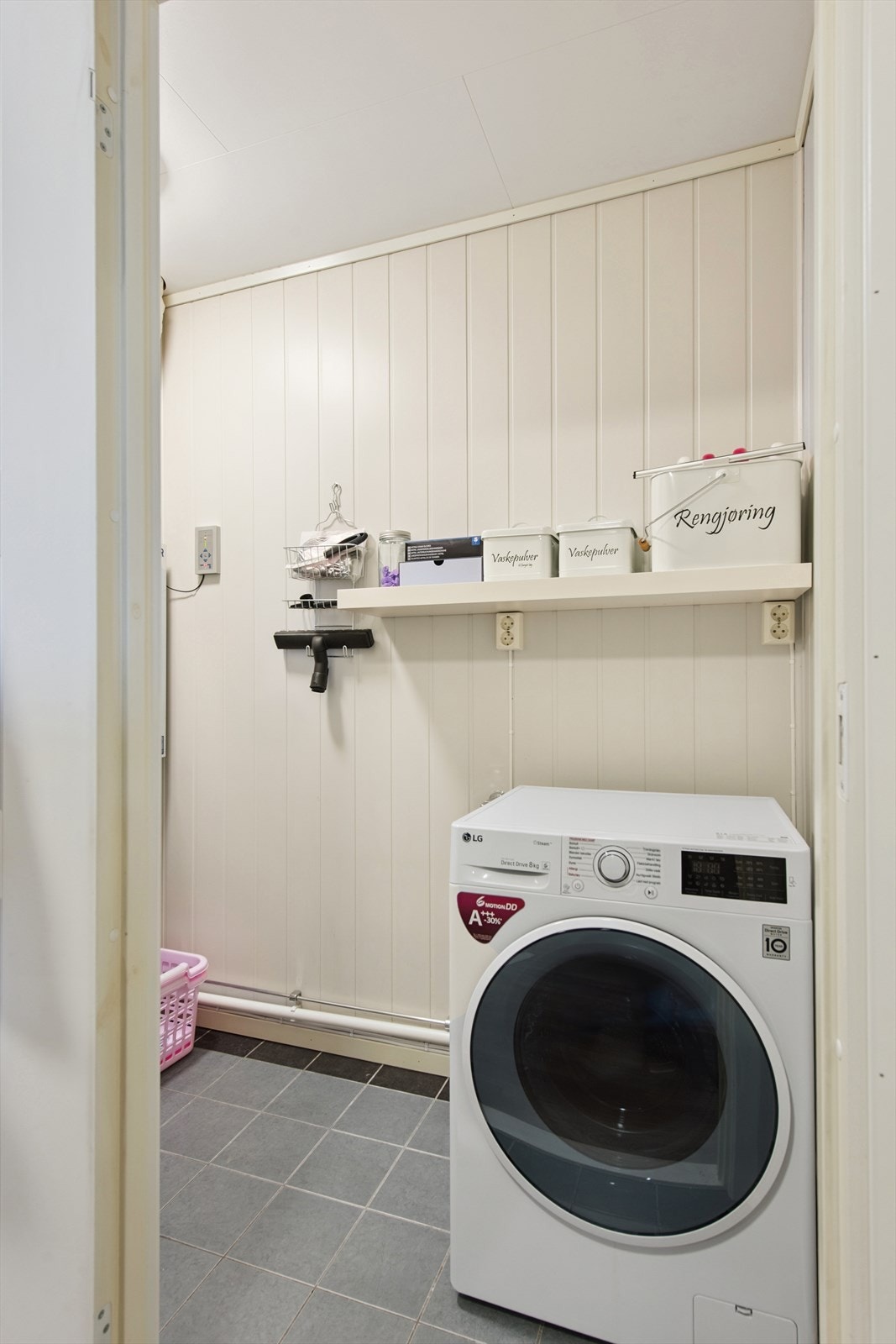 Praktisk teknisk rom med opplegg for vaskemaskin og sluk i gulvet. Galleribilde