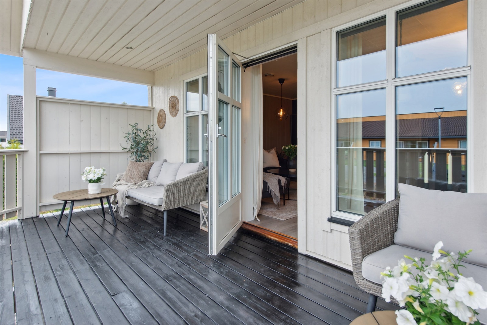 Balkongen er delvis overbygget og har god plass til flere sittegrupper. Galleribilde