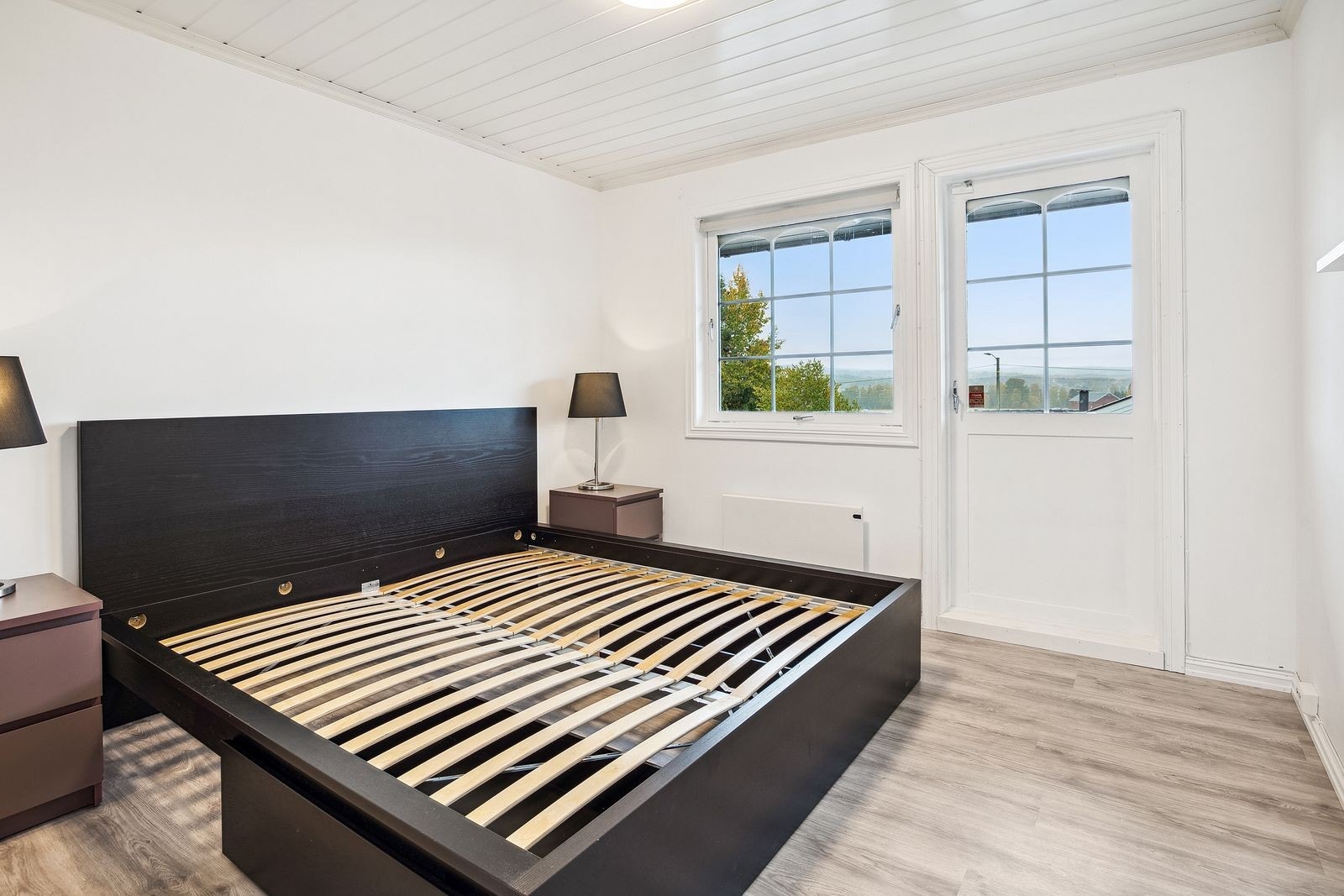 Romslig hovedsoverom med utgang til balkong og egen walk in close. Galleribilde