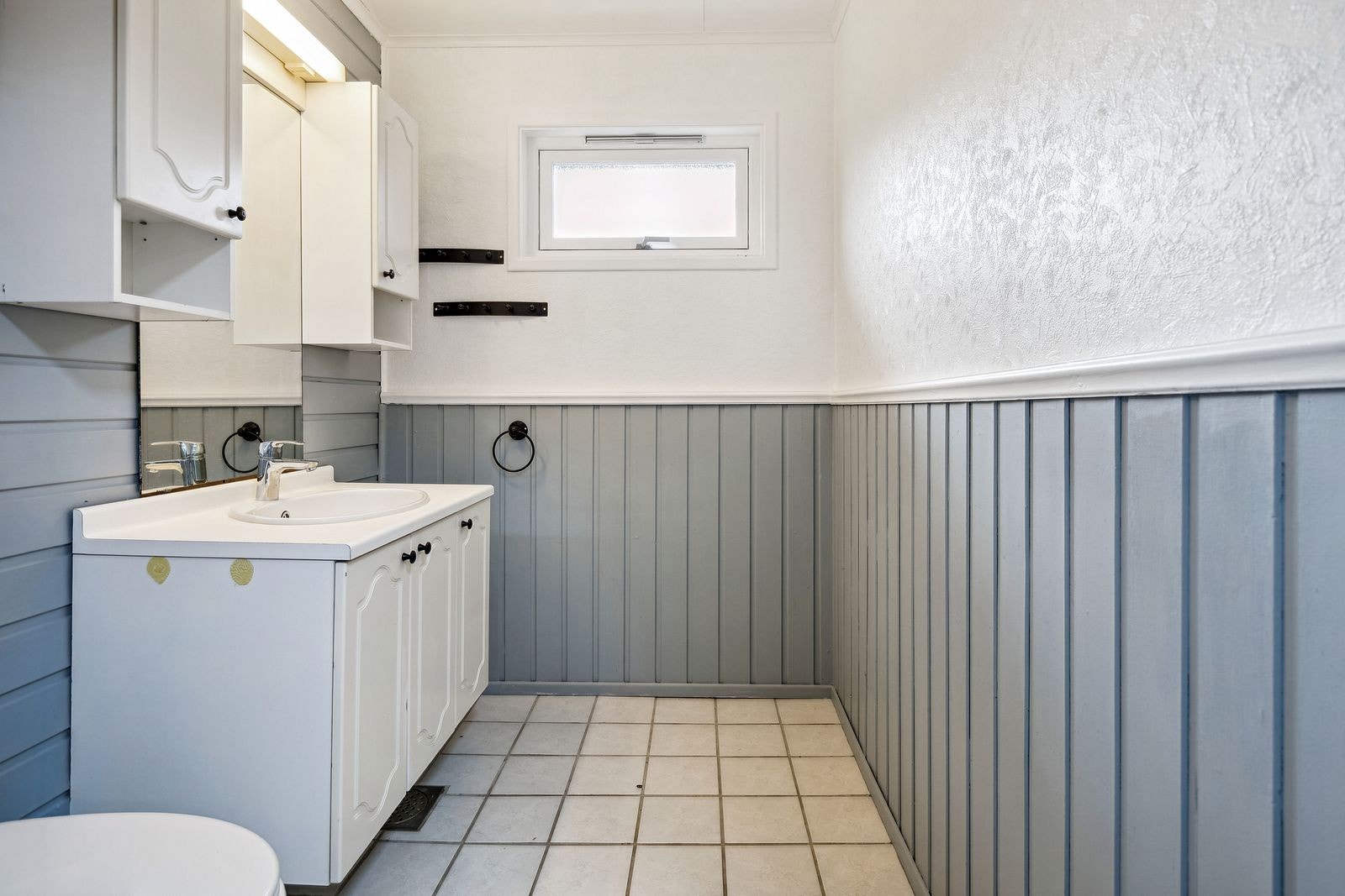 2.etasje: Delvis flislagt wc med servantskap og gulvvarme. Galleribilde