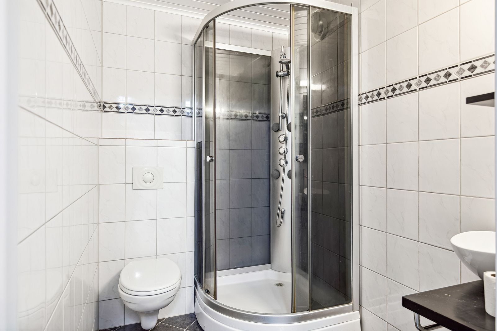 1.etasje: Pent flislagt bad med dusjhørne og gulvvarme. Galleribilde